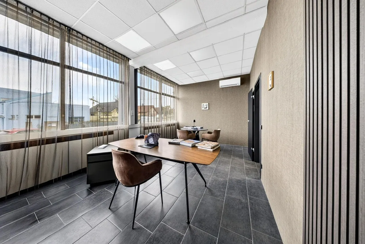 Wir denken Büro anders – Arbeitsplatz Fensterfront