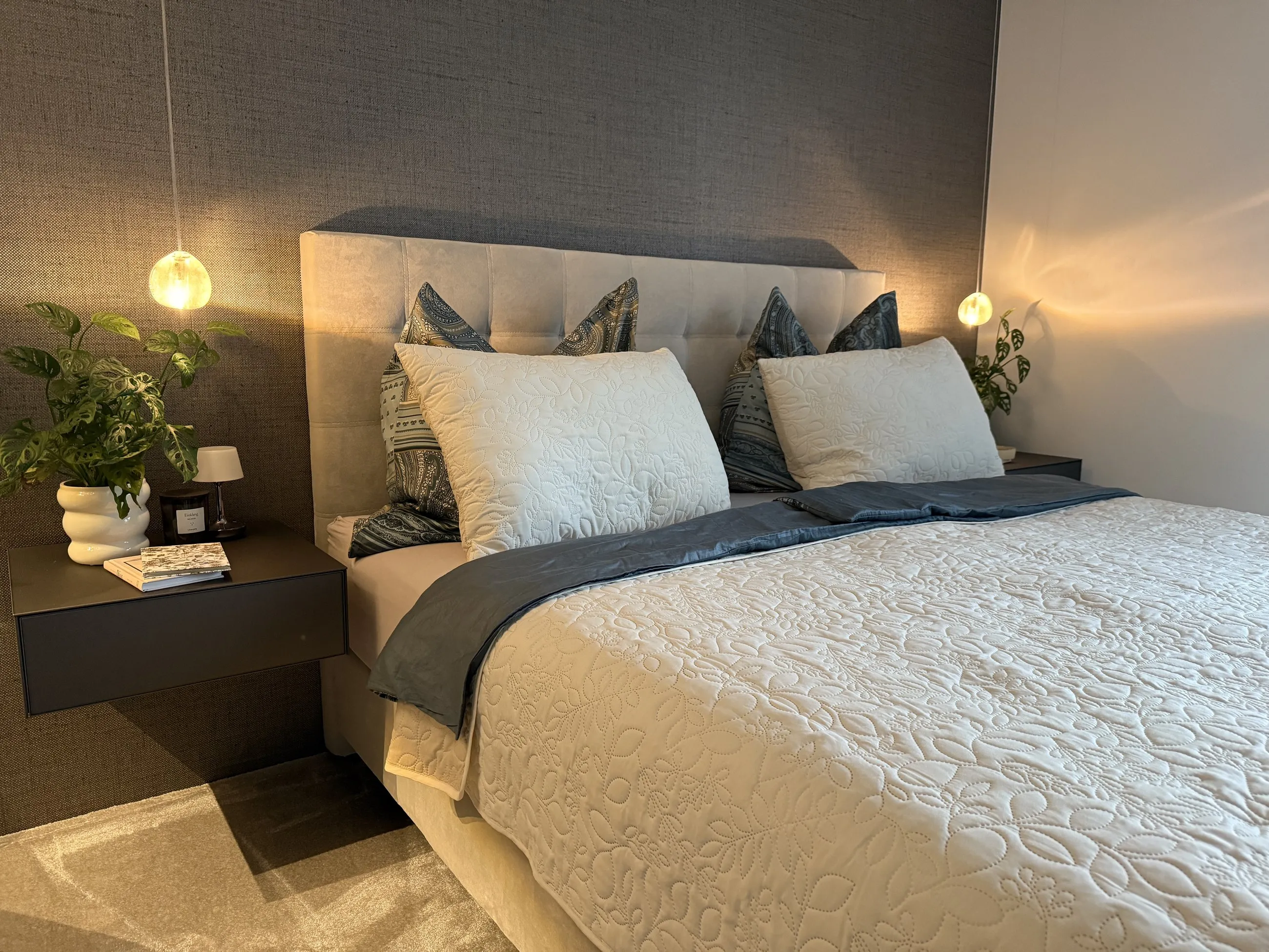 Ein Schlafzimmer zum Ankommen – Bett und Nachtkästchen