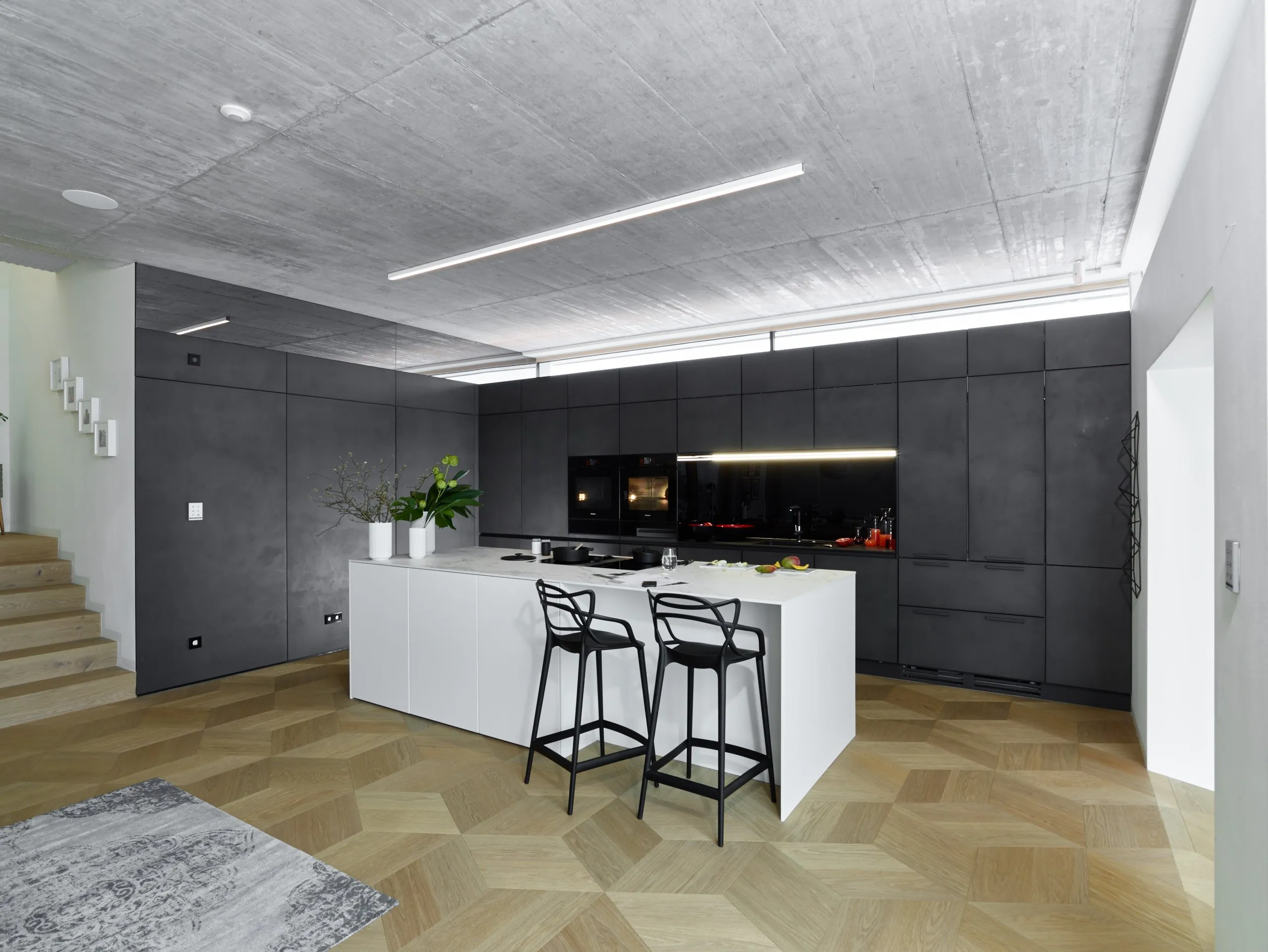 Ruhe in Beton und Keramik – ein Neubau in Steinhaus
