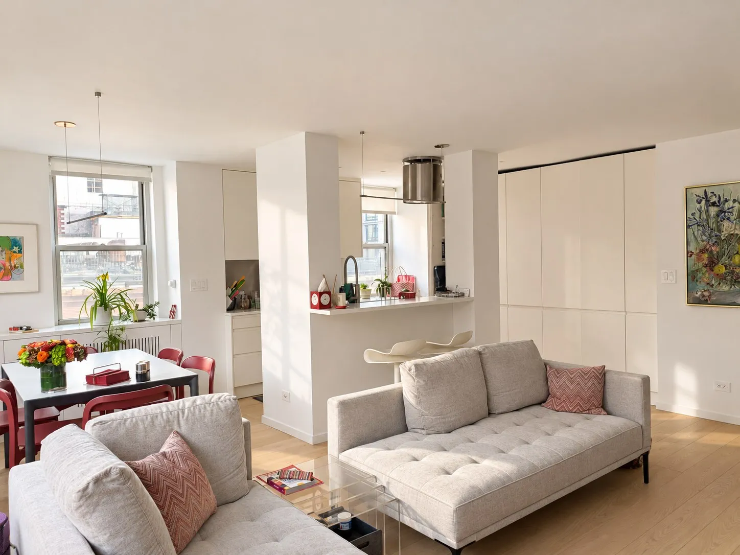 Ein Zuhause in New York – Blick über Sofa und Essplatz