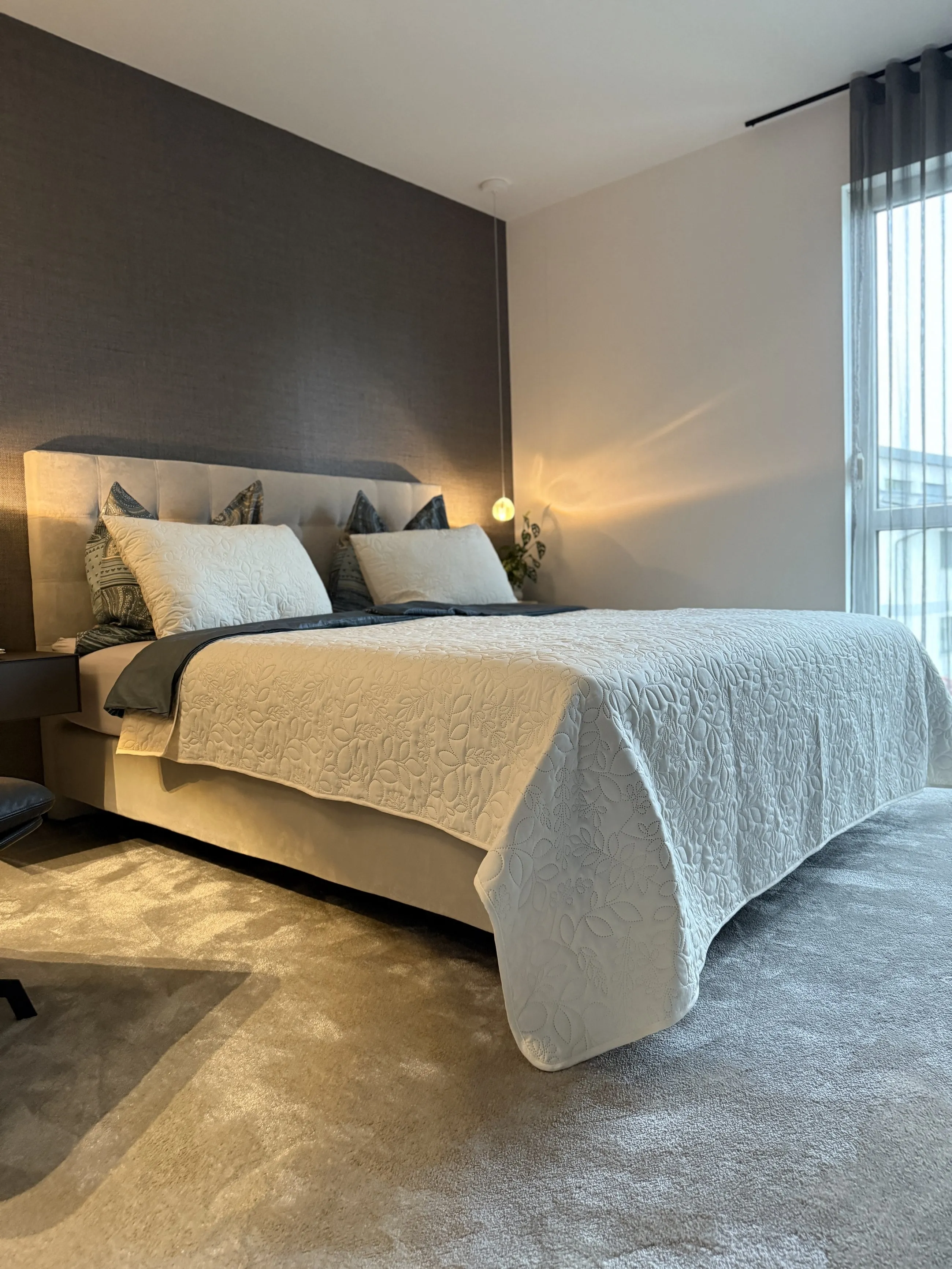 Ein Schlafzimmer zum Ankommen – Blick zum Fenster