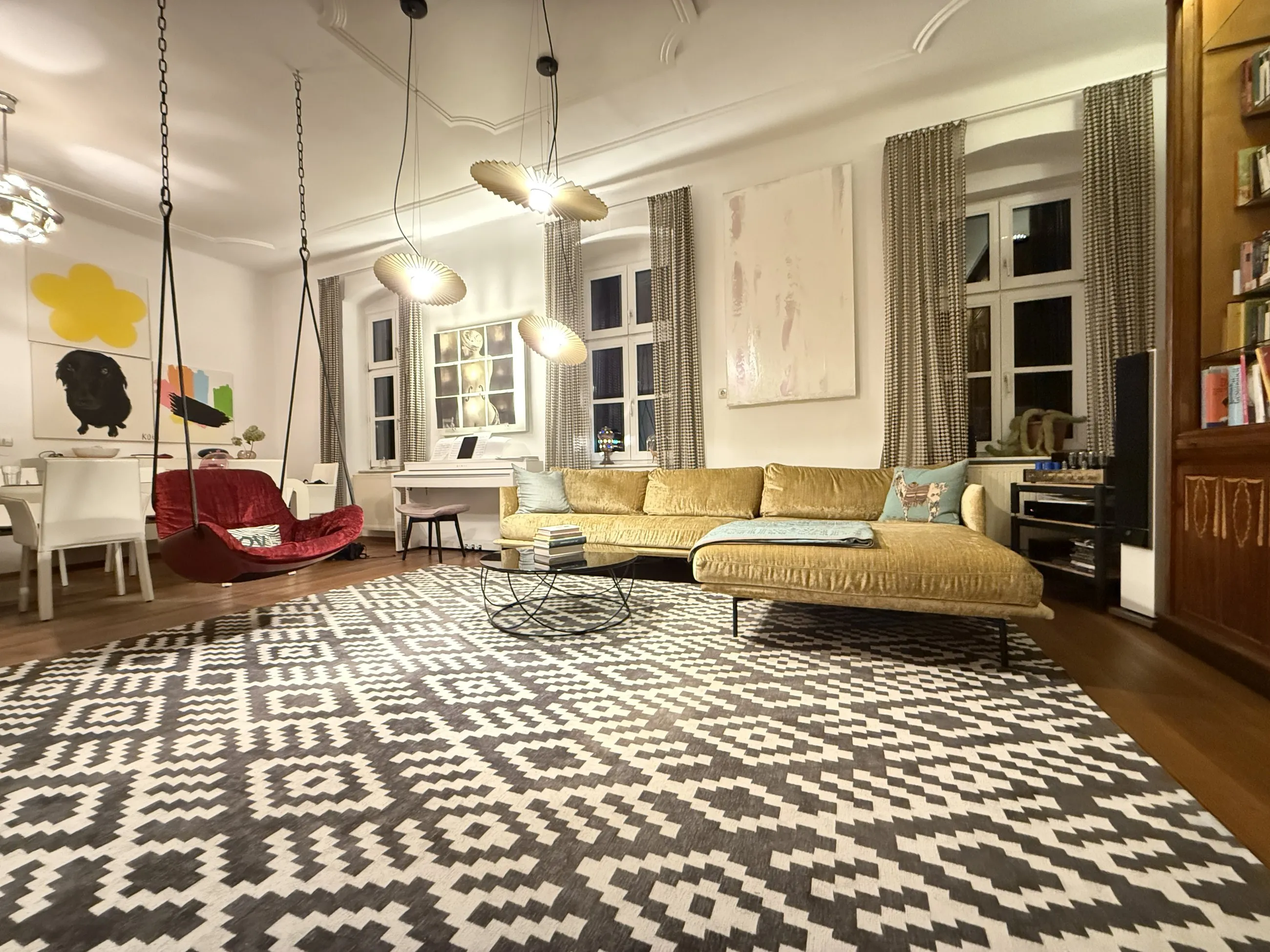 Ein Wohnzimmer mit Geschichte in Wels – Blick zur Bibliothek