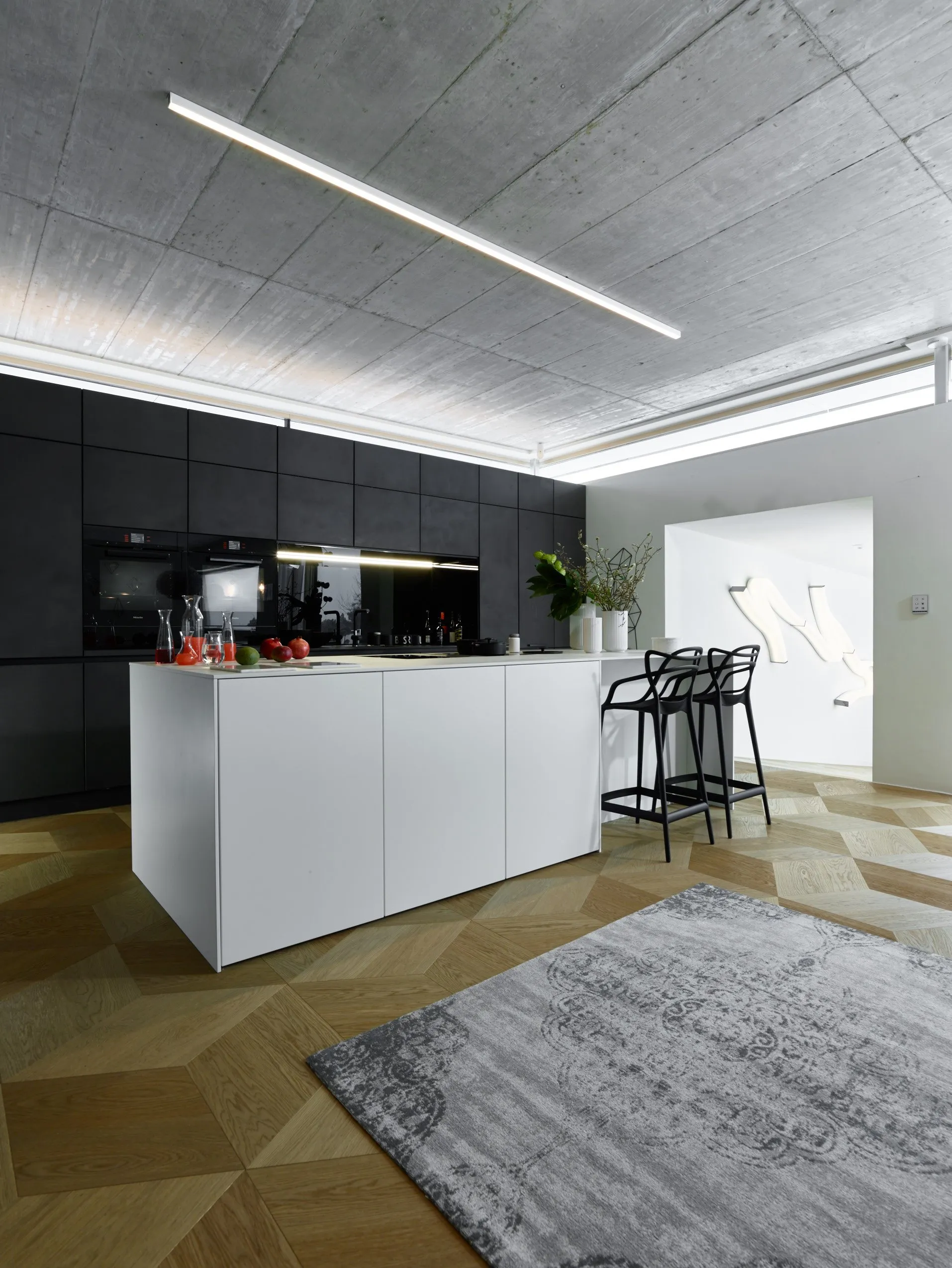 Ruhe in Beton und Keramik – ein Neubau in Steinhaus – Raum von der Diele
