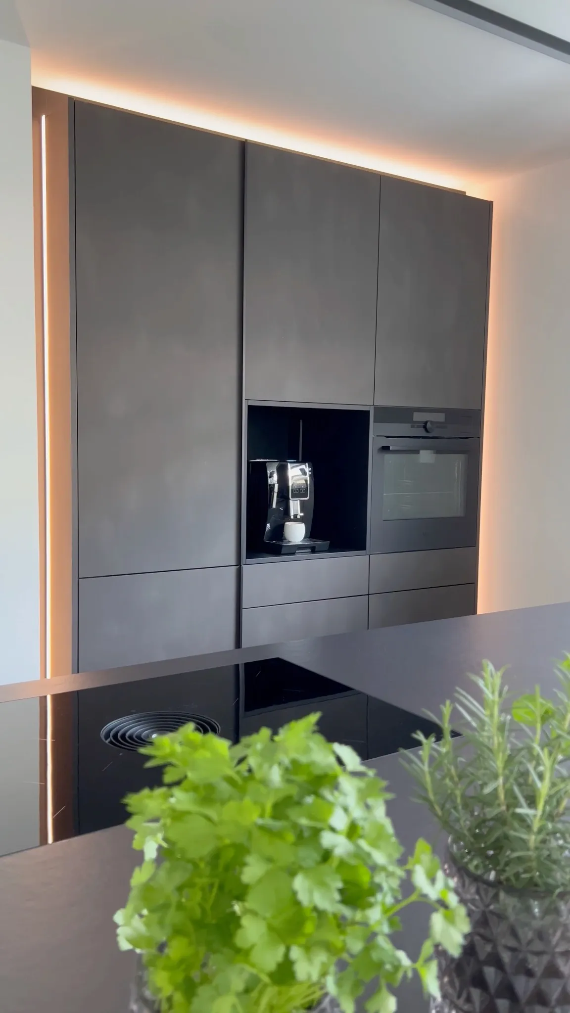 Kontraste, die Wärme schaffen – Hochschrank Kaffeenische