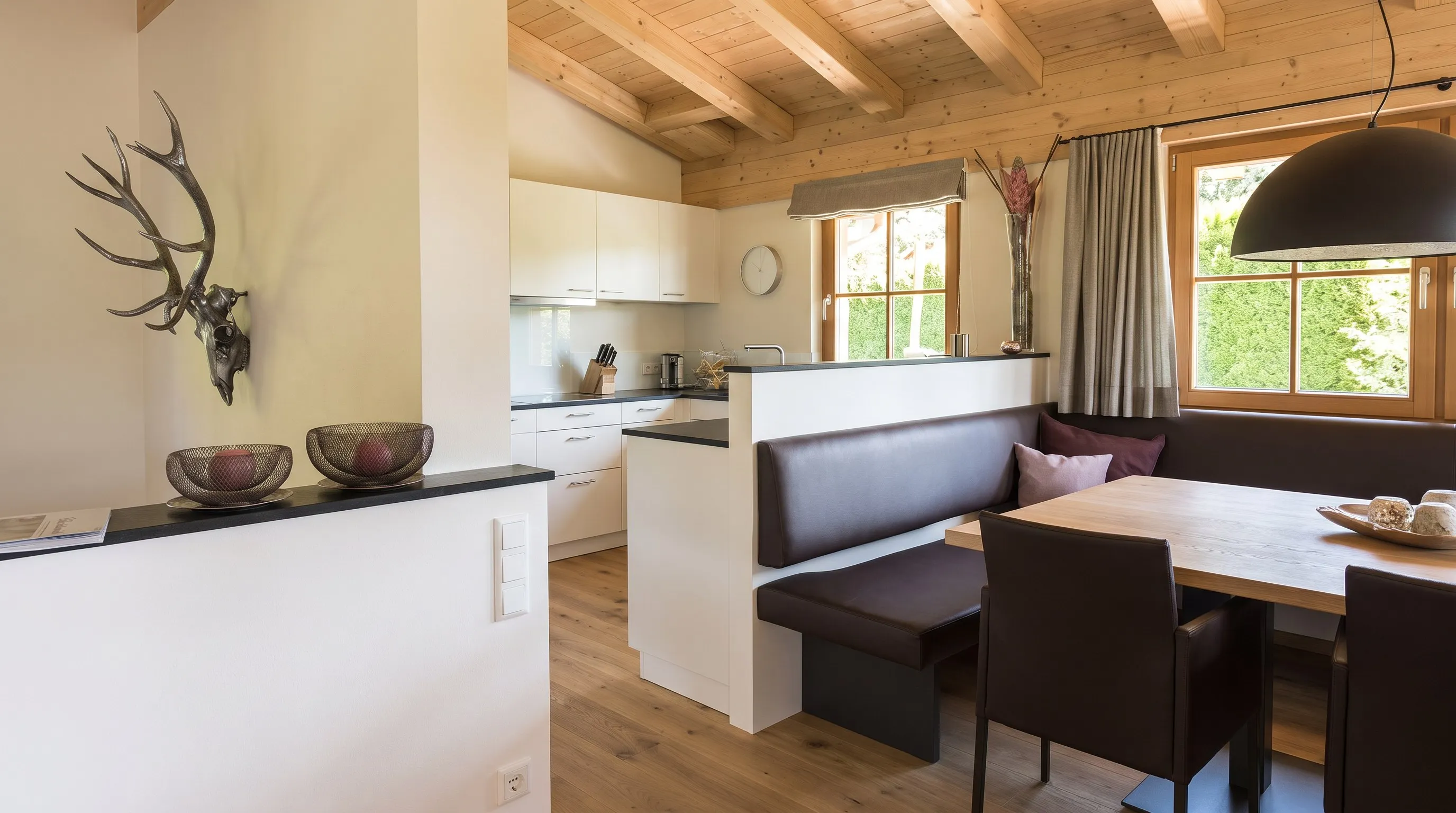 Alpine Eleganz für ein Zuhause in Kitzbühel – Küche Essbereich