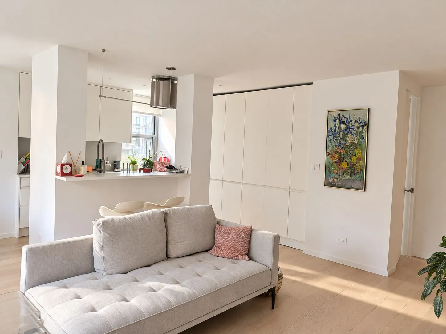 Ein Zuhause in New York – Sofa vor den Hochschränken