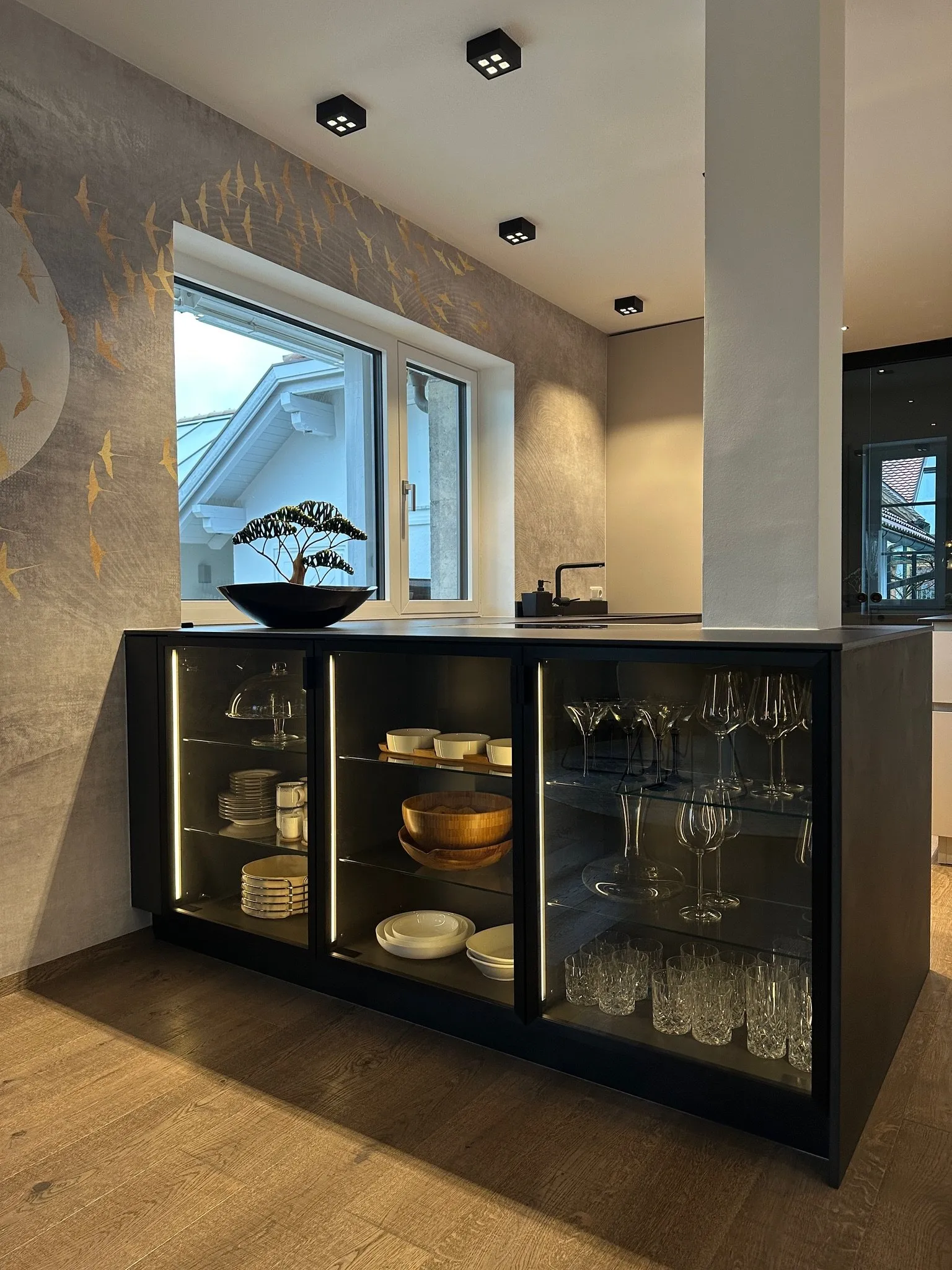Warme Töne für ein Zuhause in Bad Hall – Vitrine und Wandbild