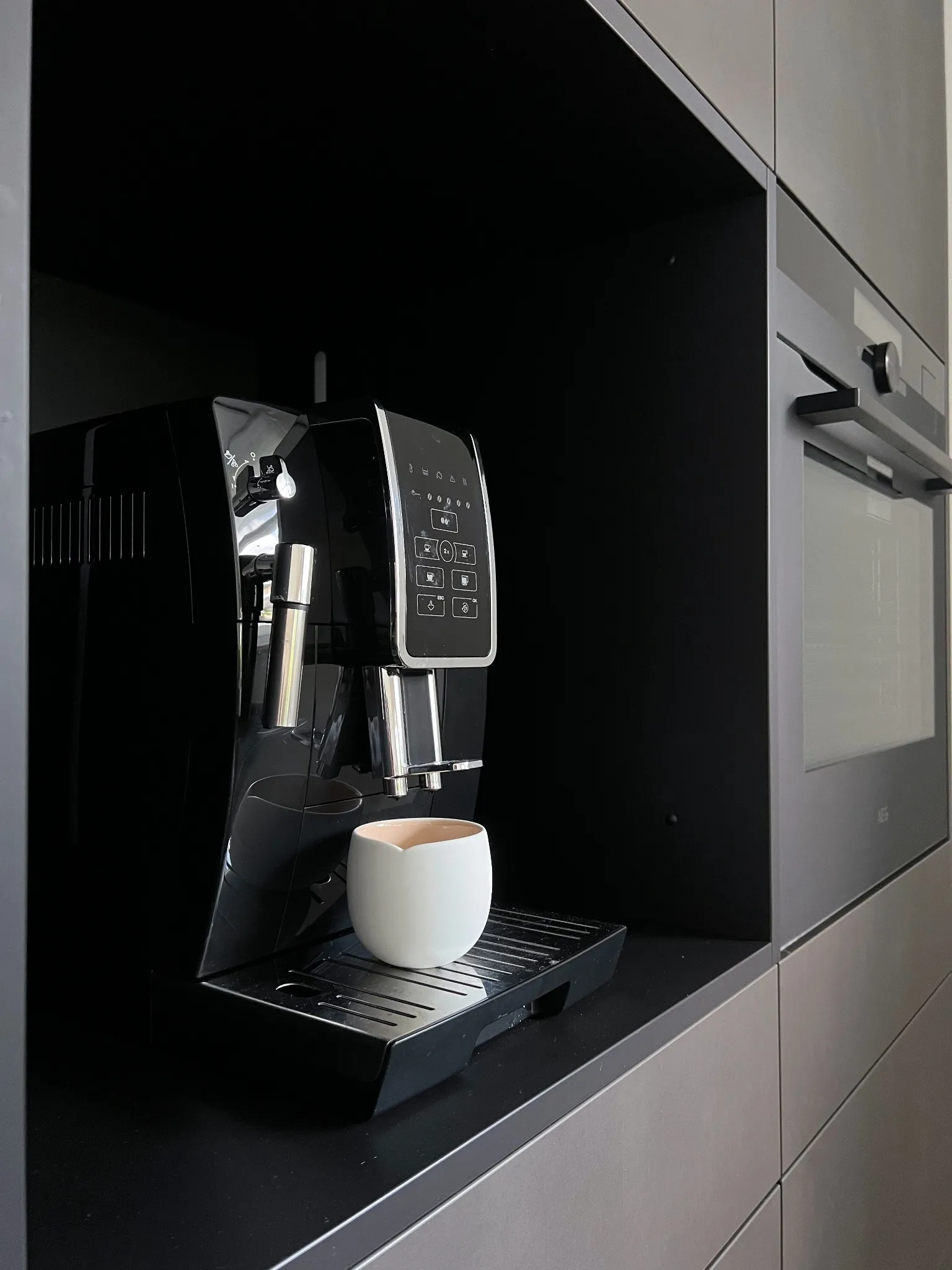 Kontraste, die Wärme schaffen – Kaffeemaschine Detail