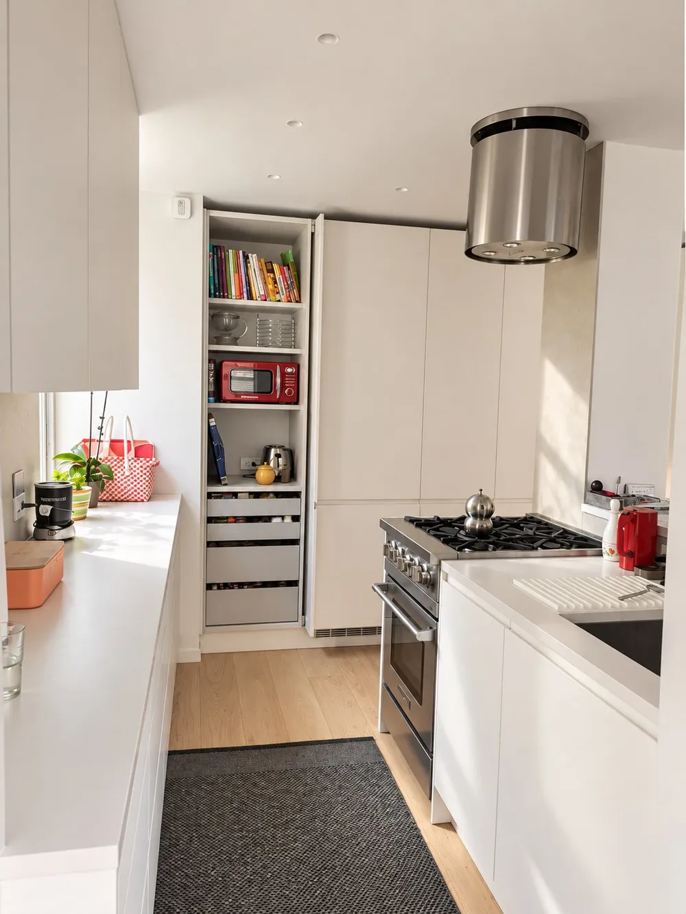 Ein Zuhause in New York – Küche mit Hochschränken