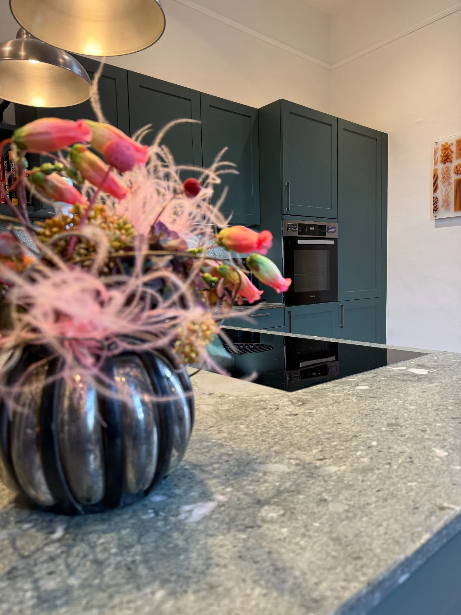 Landhausküche in Salbeigrün für eine Welser Stadtvilla – Detail Blumen Arbeitsplatte