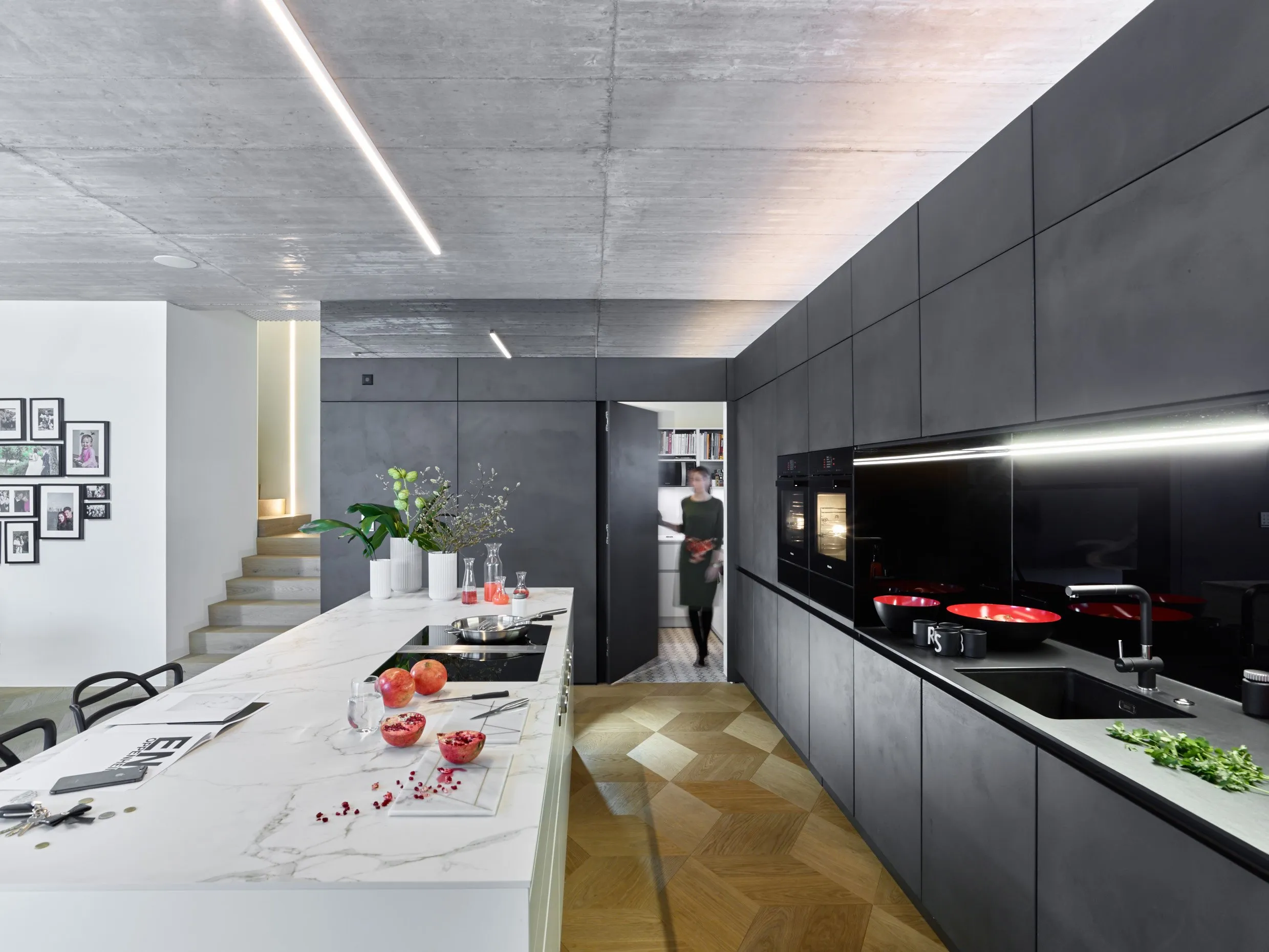 Ruhe in Beton und Keramik – ein Neubau in Steinhaus