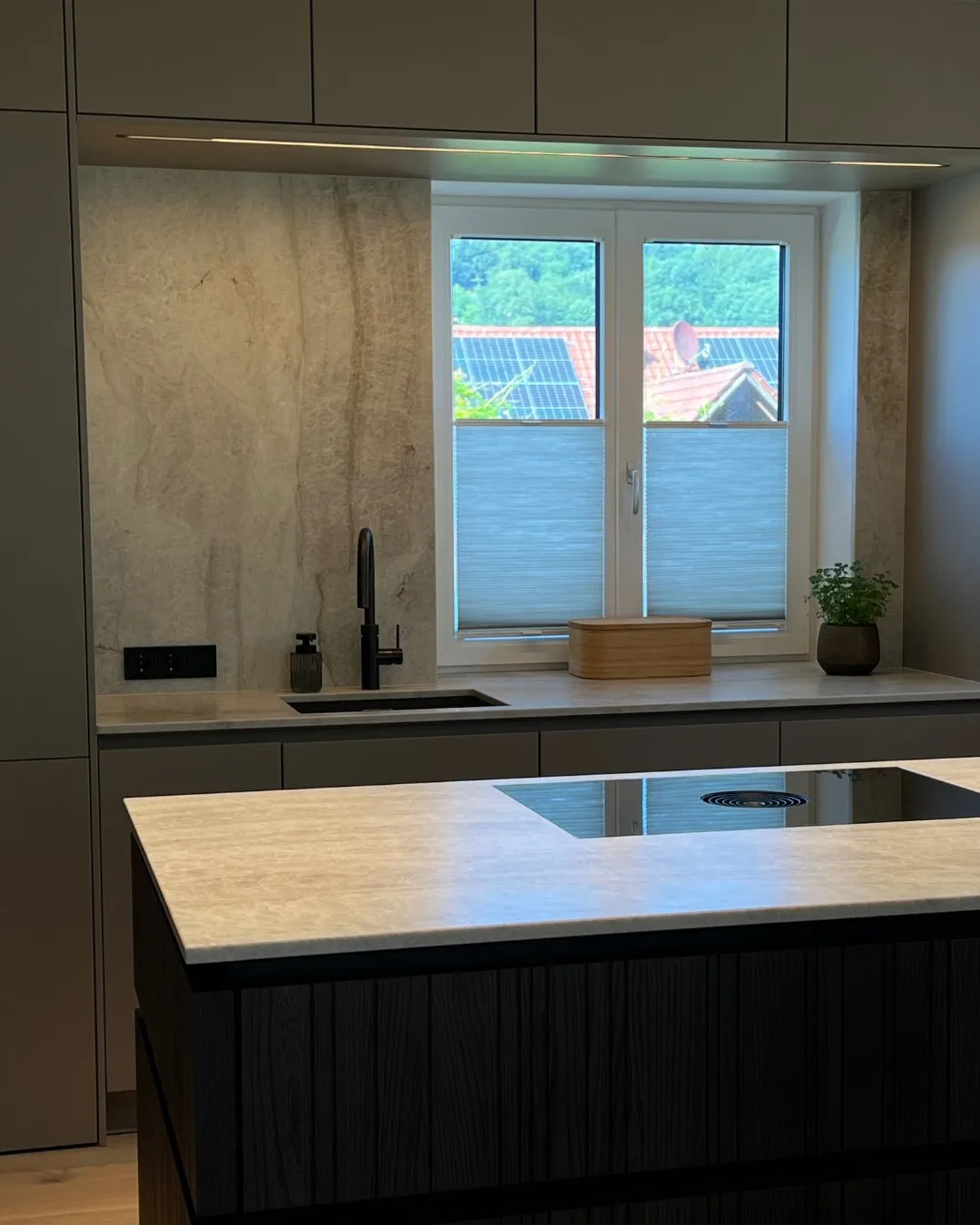 Tapete, Stoff und getöntes Glas – Küche am Fenster