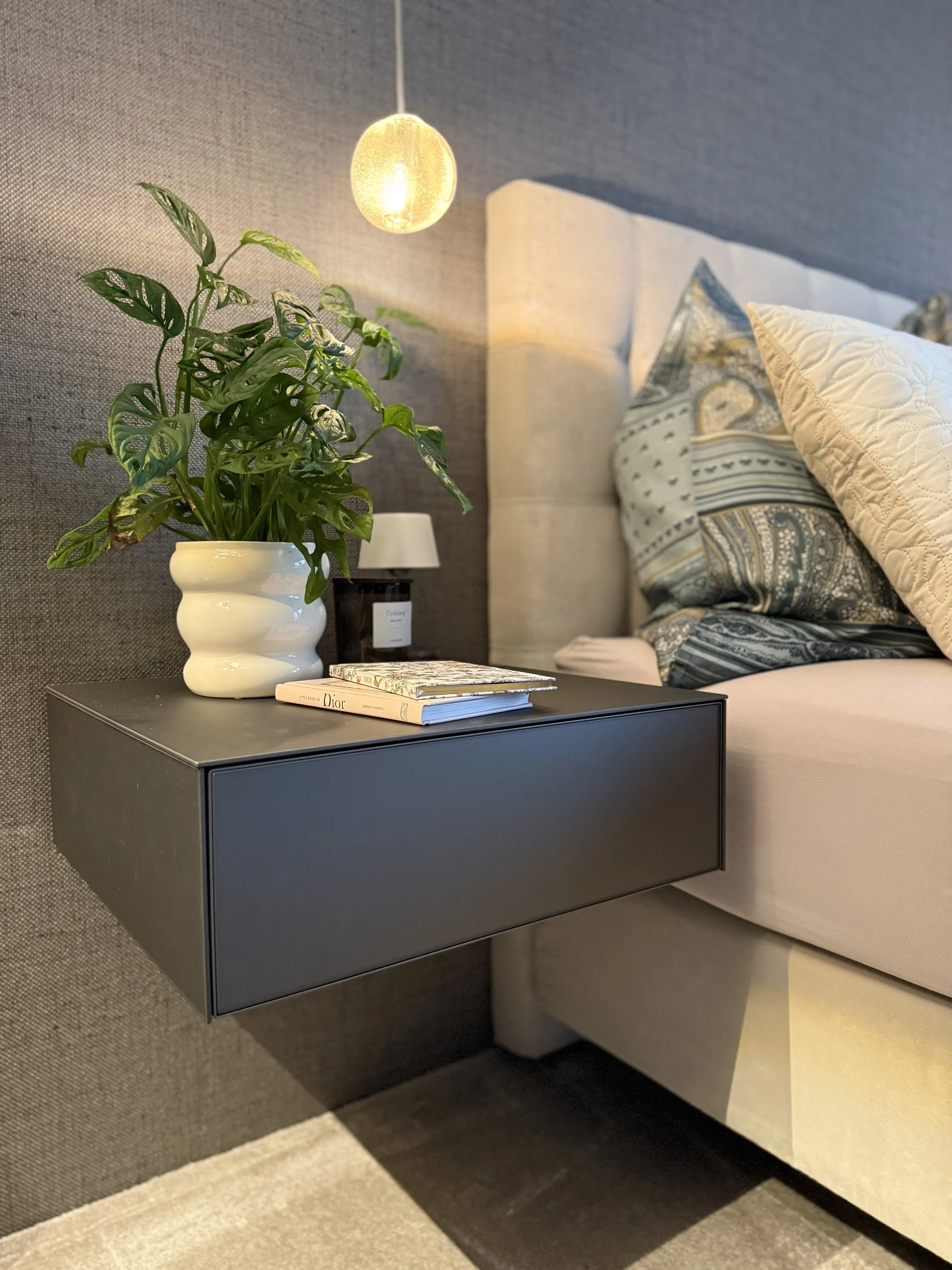 Ein Schlafzimmer zum Ankommen – Nachtkästchen Detail