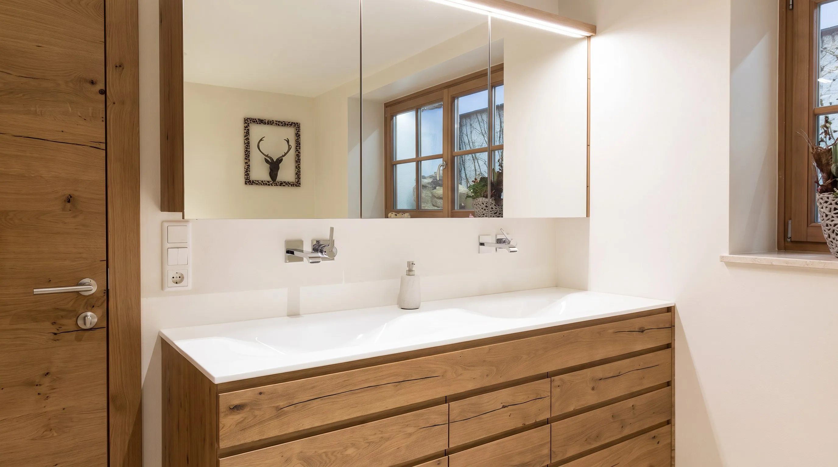 Alpine Eleganz für ein Zuhause in Kitzbühel – Bad Waschtisch