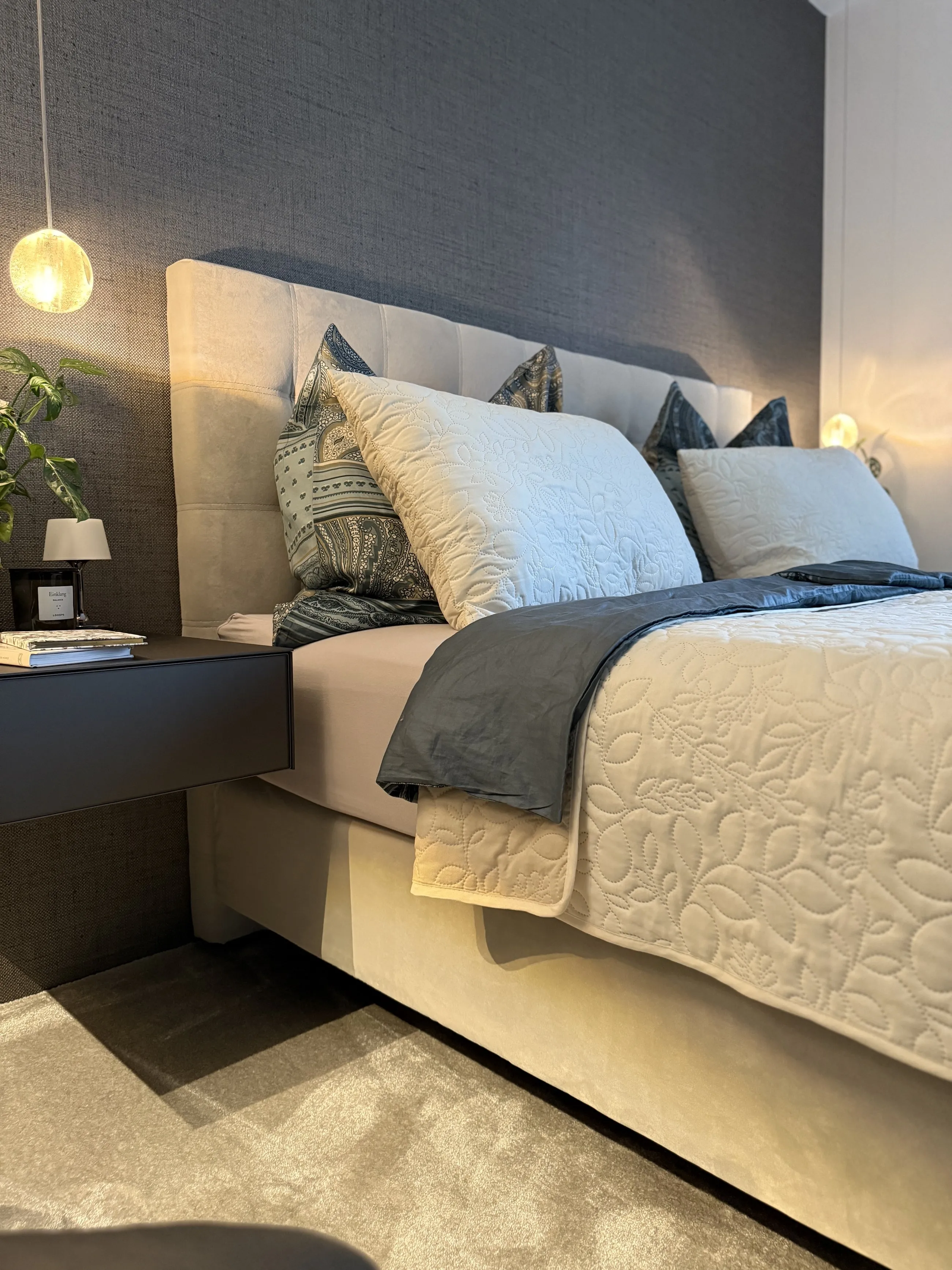 Ein Schlafzimmer zum Ankommen – Bett seitlich