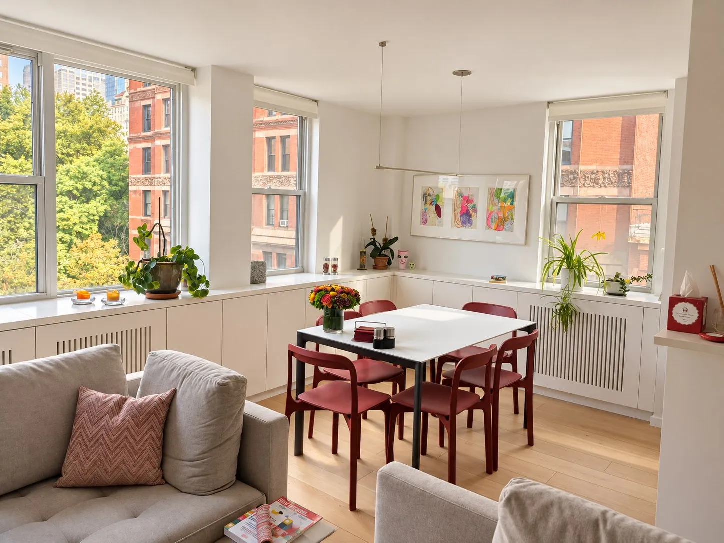 Ein Zuhause in New York – Essplatz mit Roten Stühlen