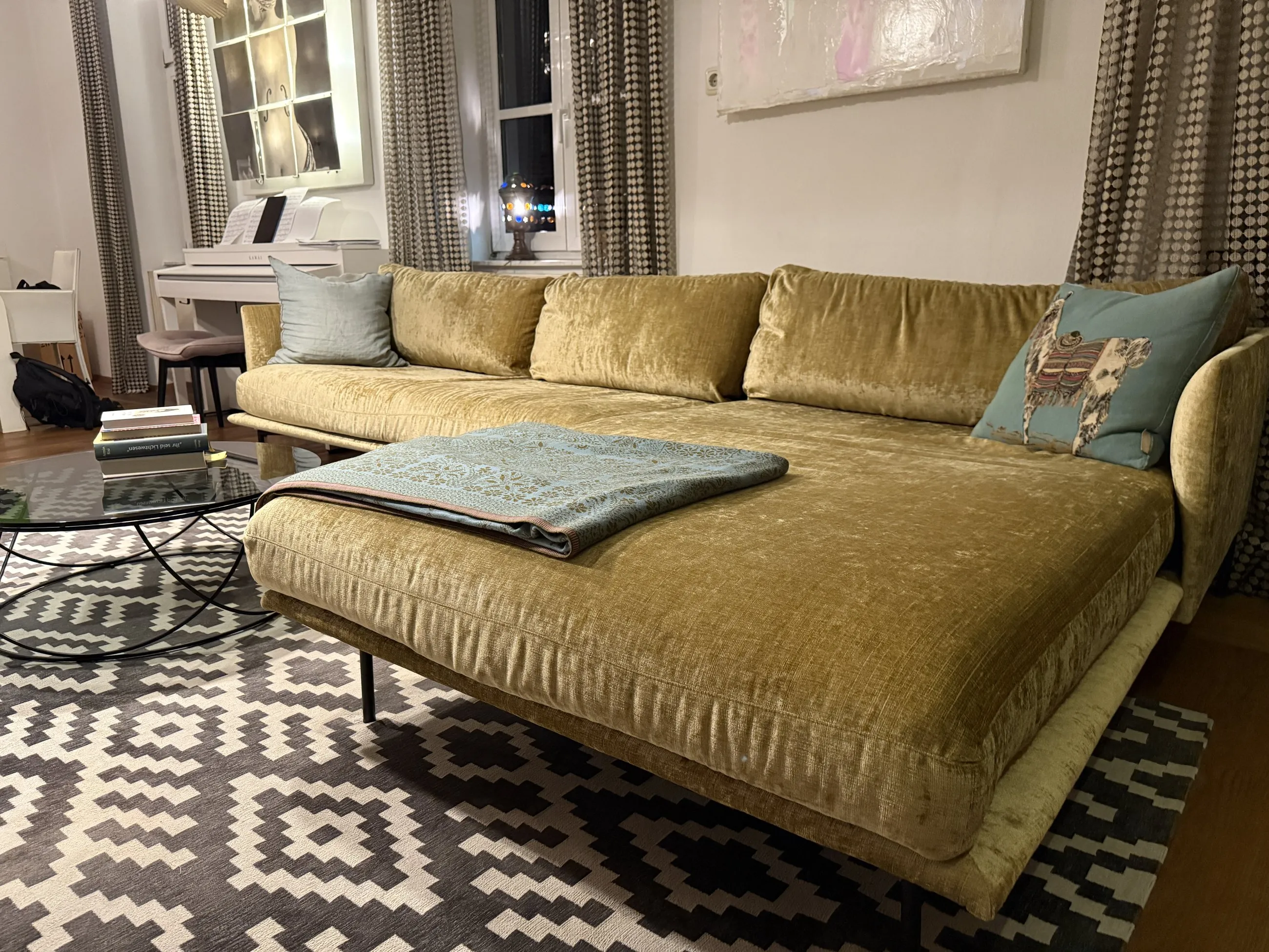 Ein Wohnzimmer mit Geschichte in Wels – Sofa