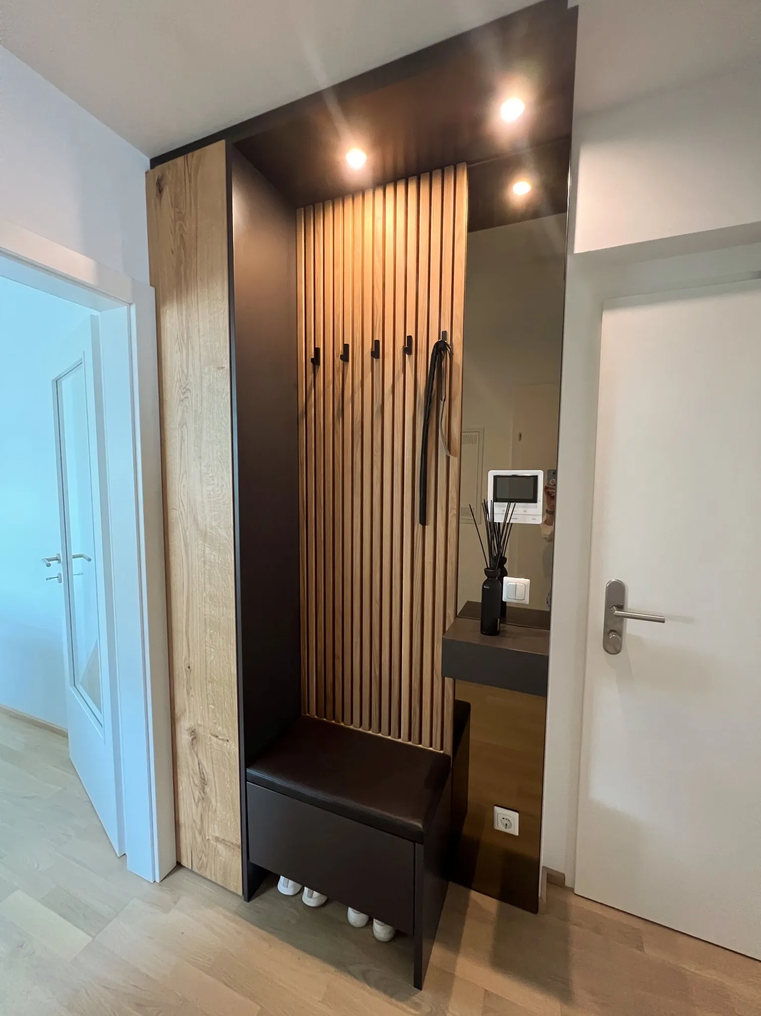 Vorzimmer & Garderobe – Beispiel aus einem Almhofer-Projekt