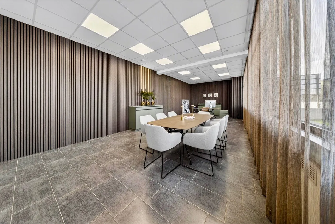 Wir denken Büro anders – Besprechungsbereich Fensterfront