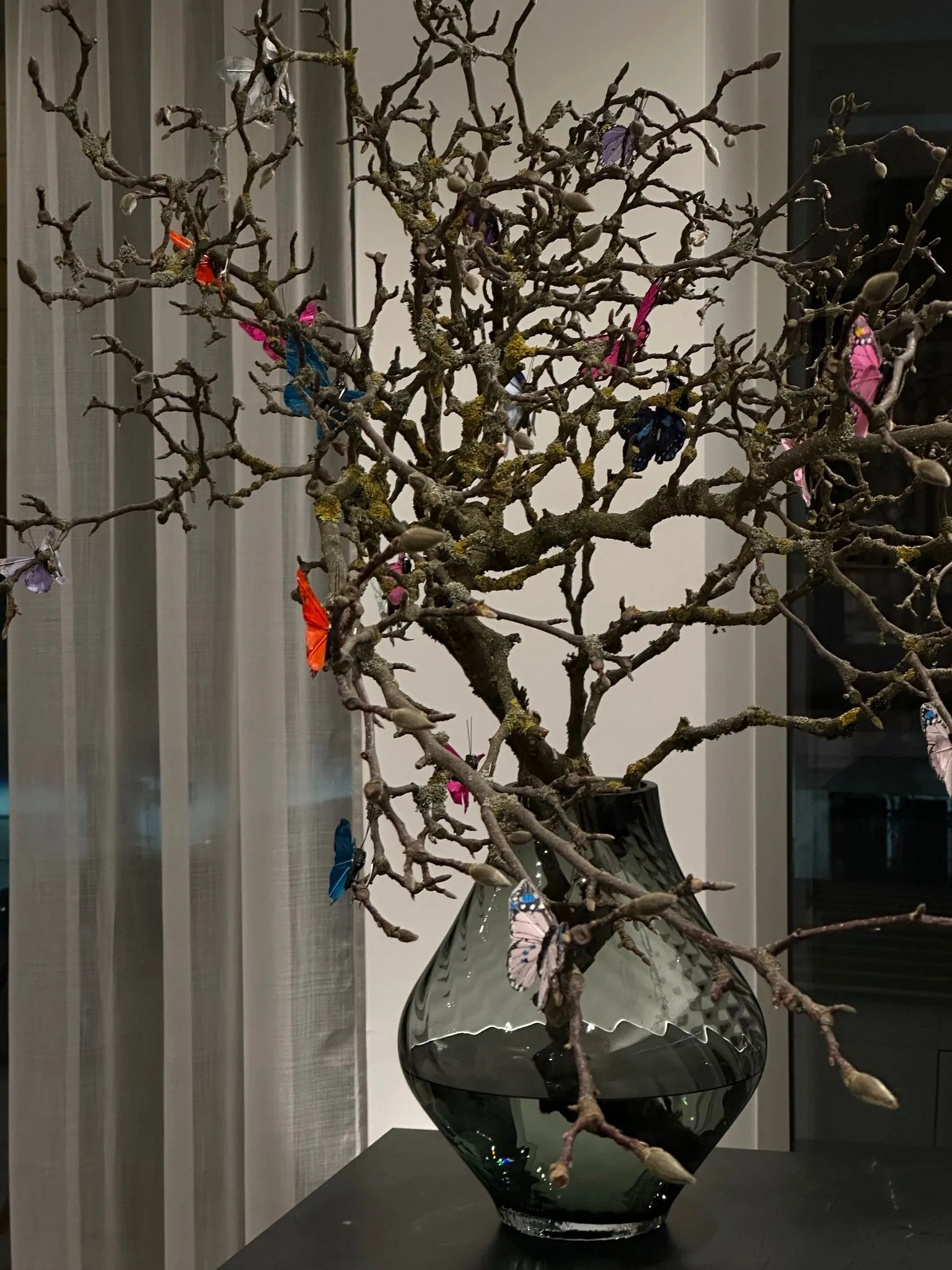 Nussbaum und Naturstein – Detail Vase