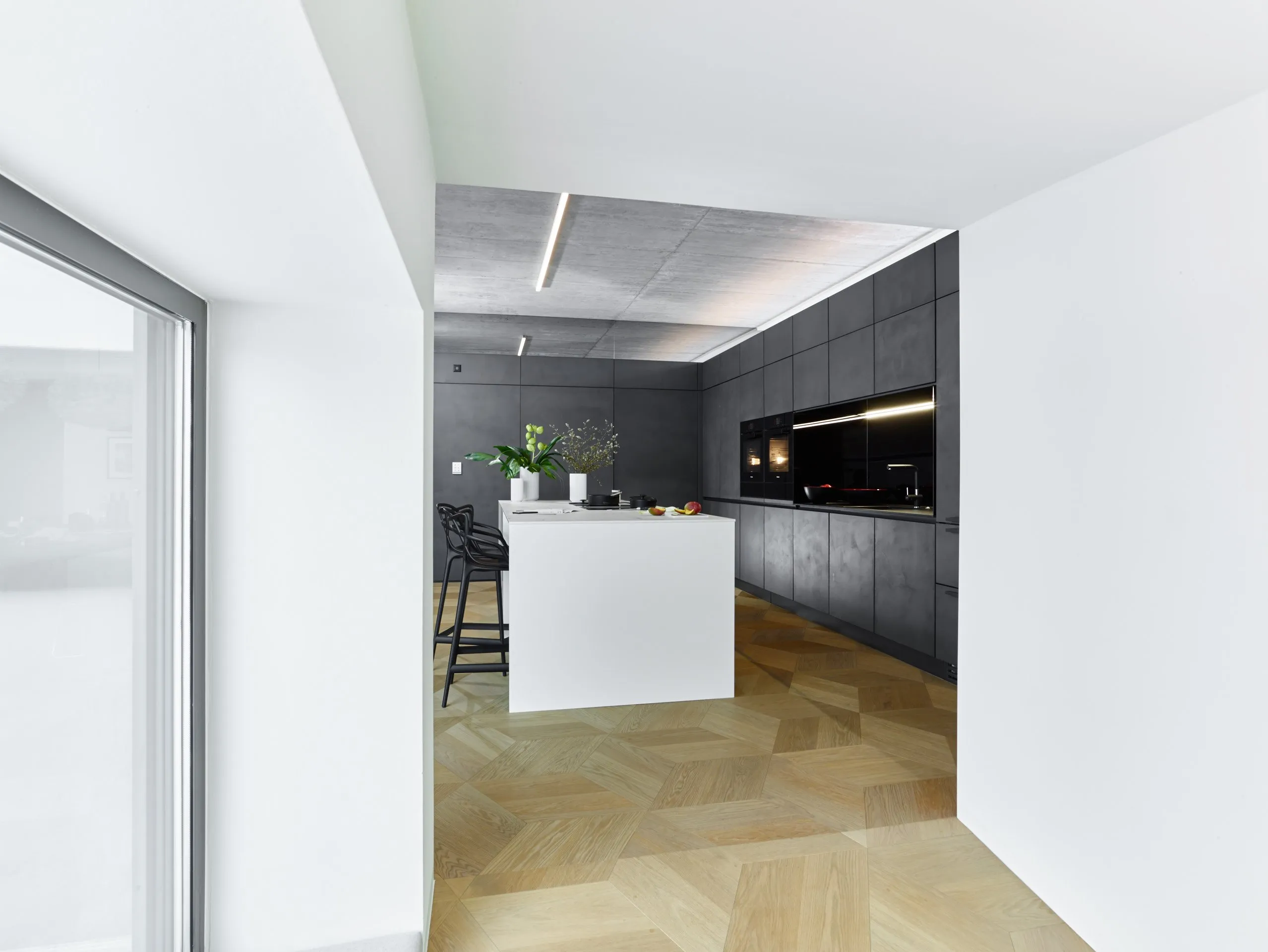 Ruhe in Beton und Keramik – ein Neubau in Steinhaus – Durchblick