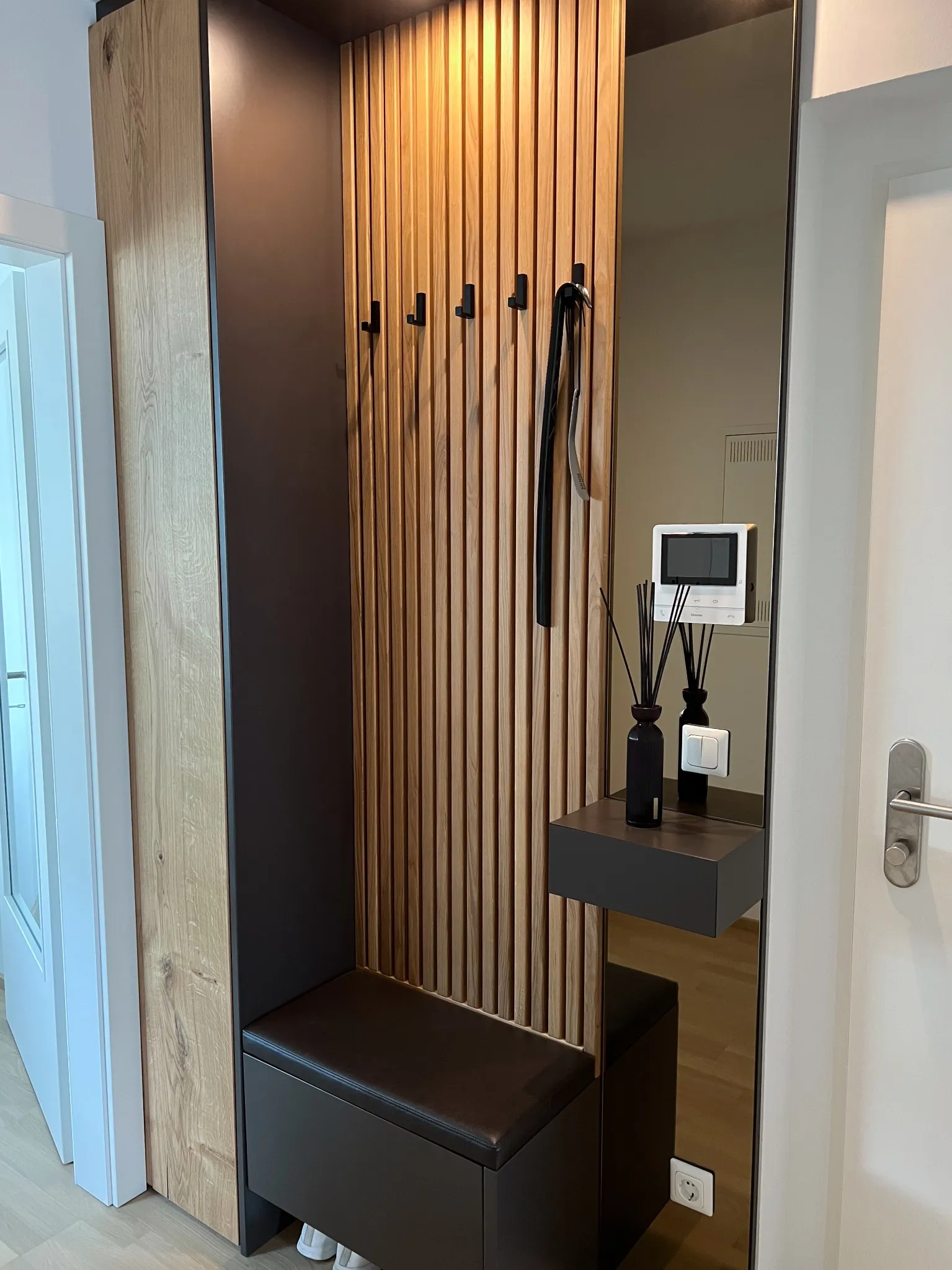 Kontraste, die Wärme schaffen – Garderobe Detail