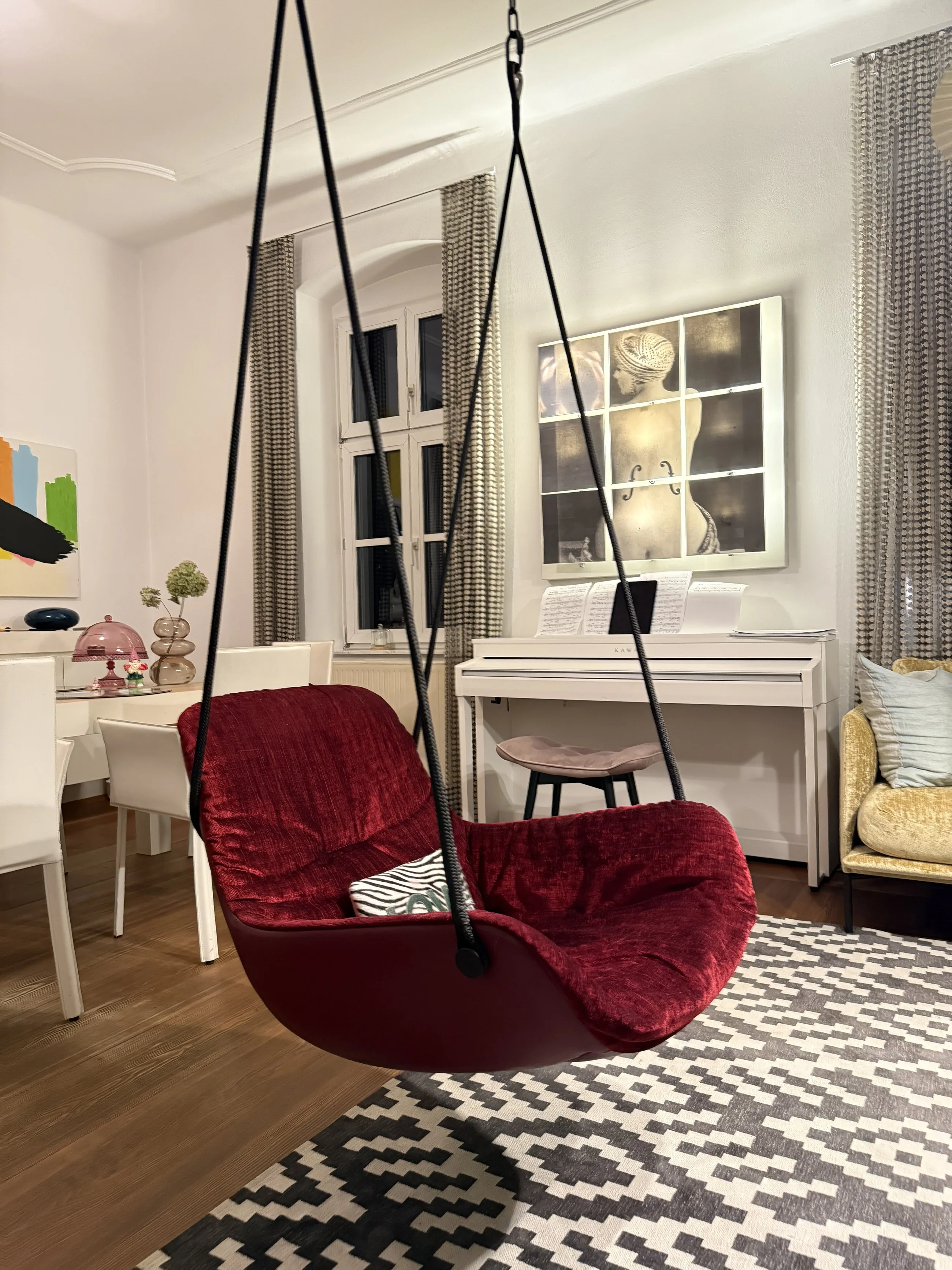 Ein Wohnzimmer mit Geschichte in Wels – Hängesessel Detail