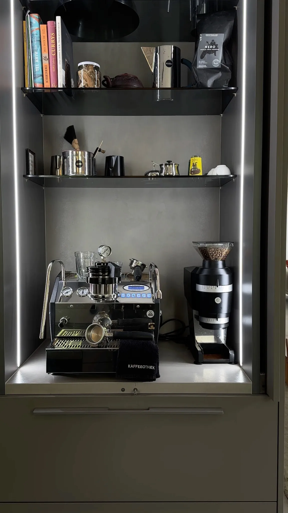 Charakter in klarer Form – Kaffeenische beleuchtet