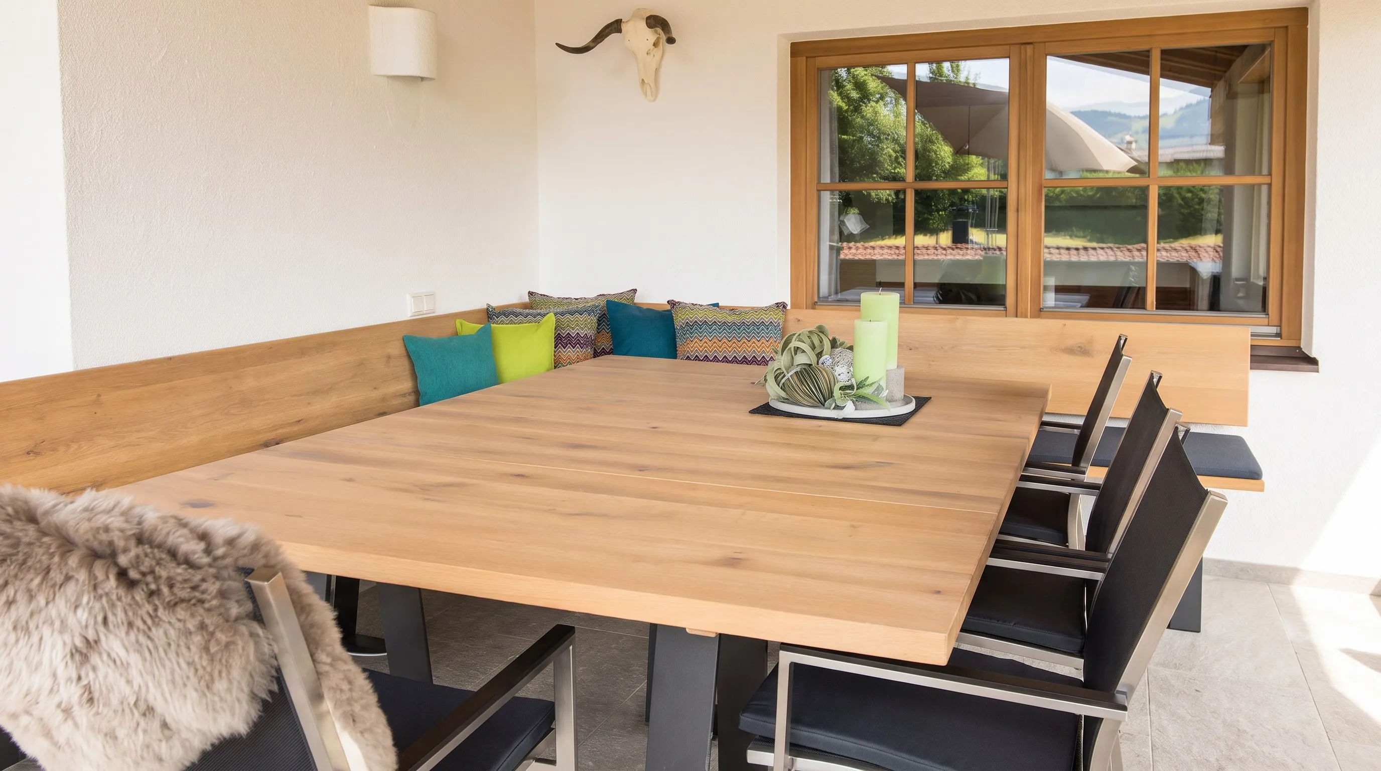 Alpine Eleganz für ein Zuhause in Kitzbühel – Terrasse Essen