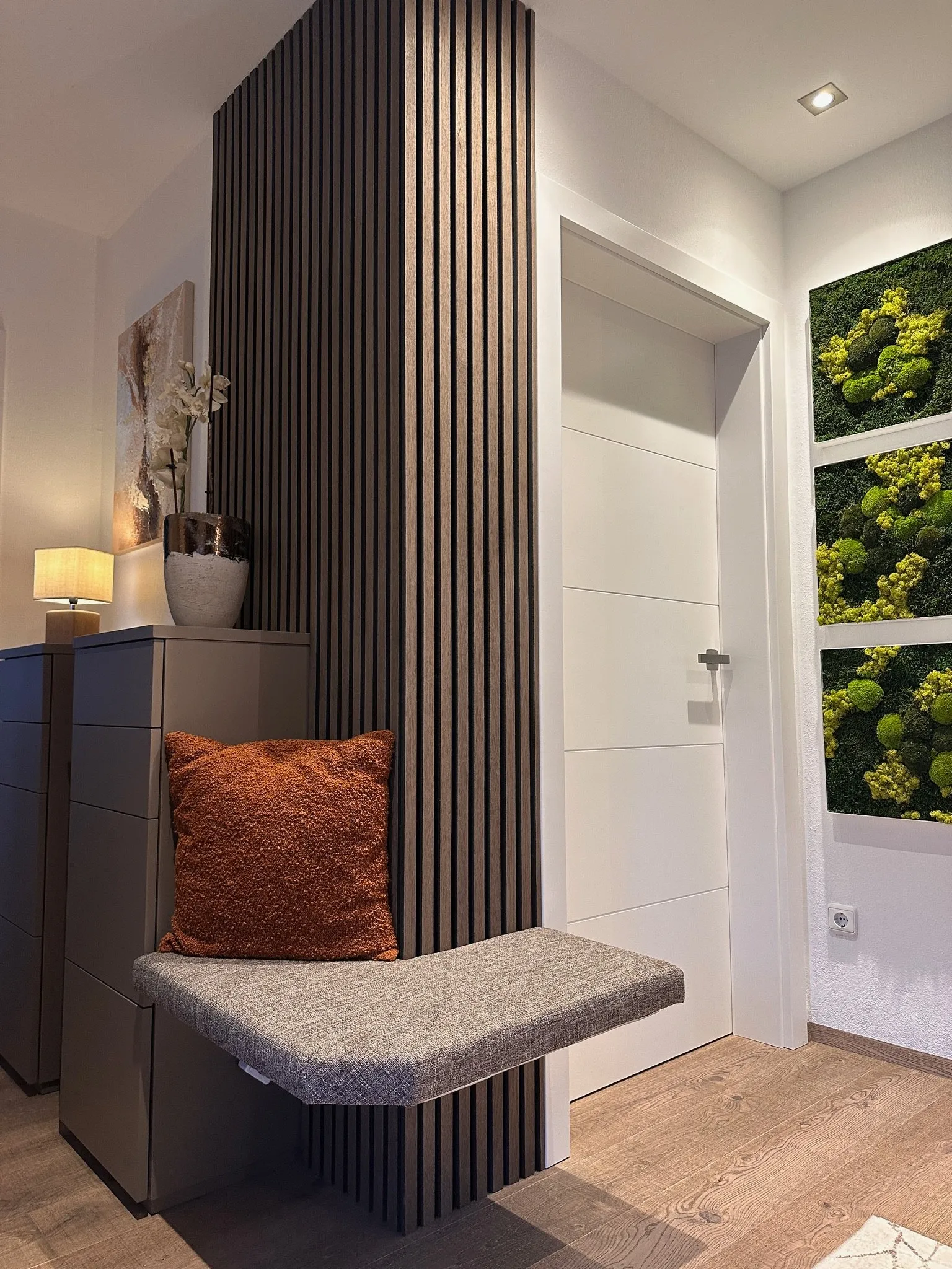 Warme Töne für ein Zuhause in Bad Hall – Garderobe