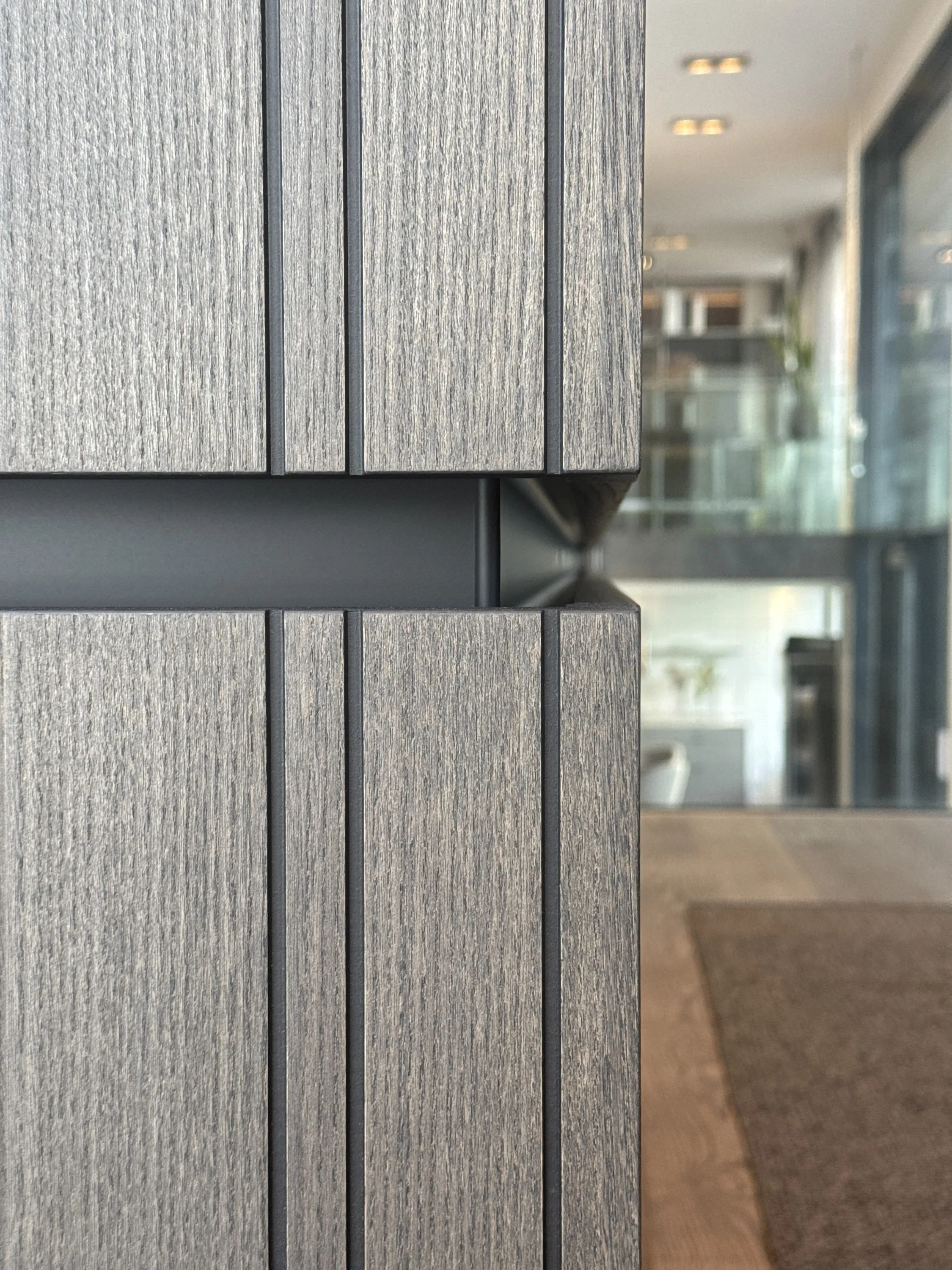 Holz, Keramik und viel Licht – Detail Holzfront und Griffleiste