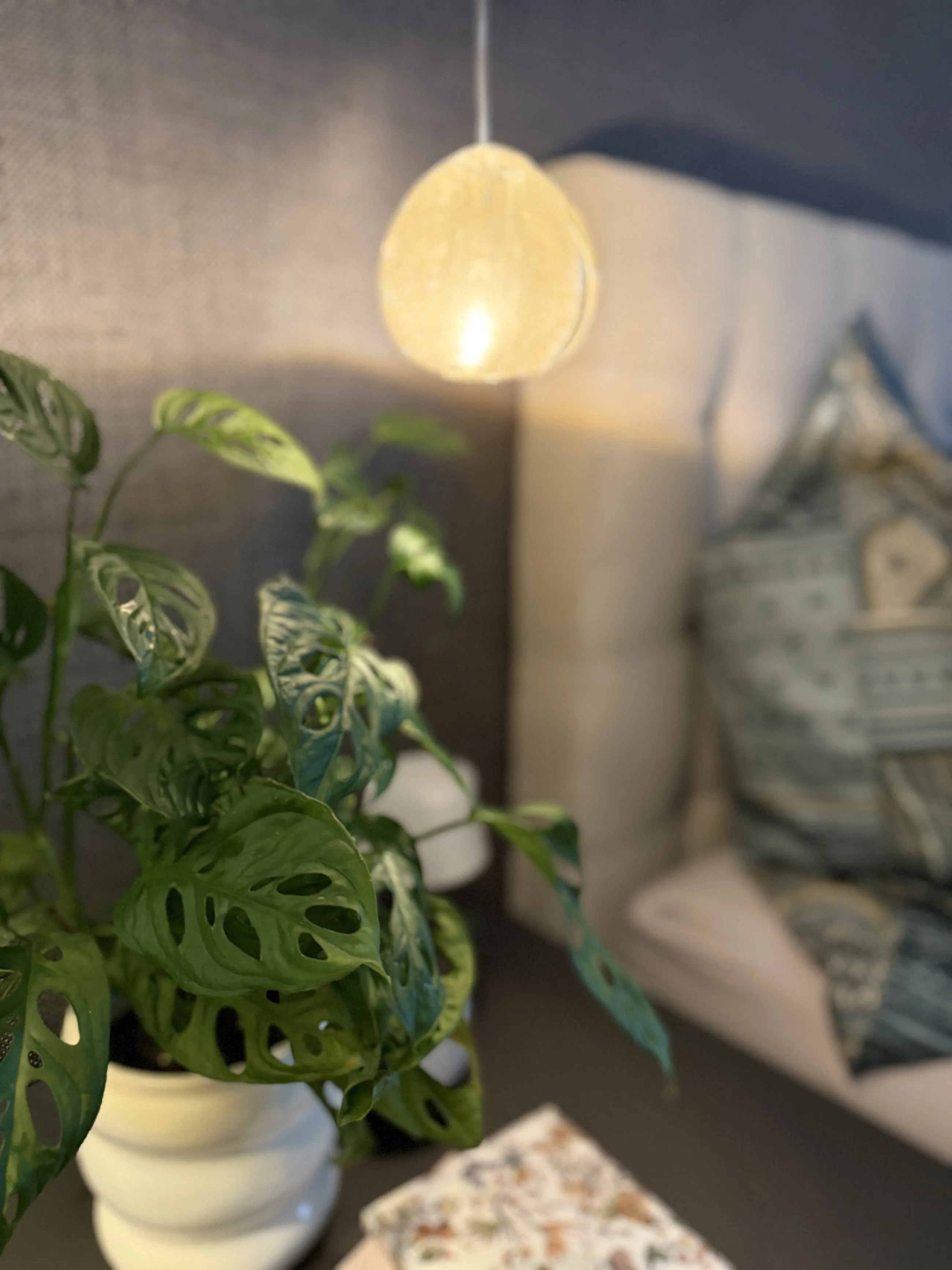 Ein Schlafzimmer zum Ankommen – Detail Leuchte