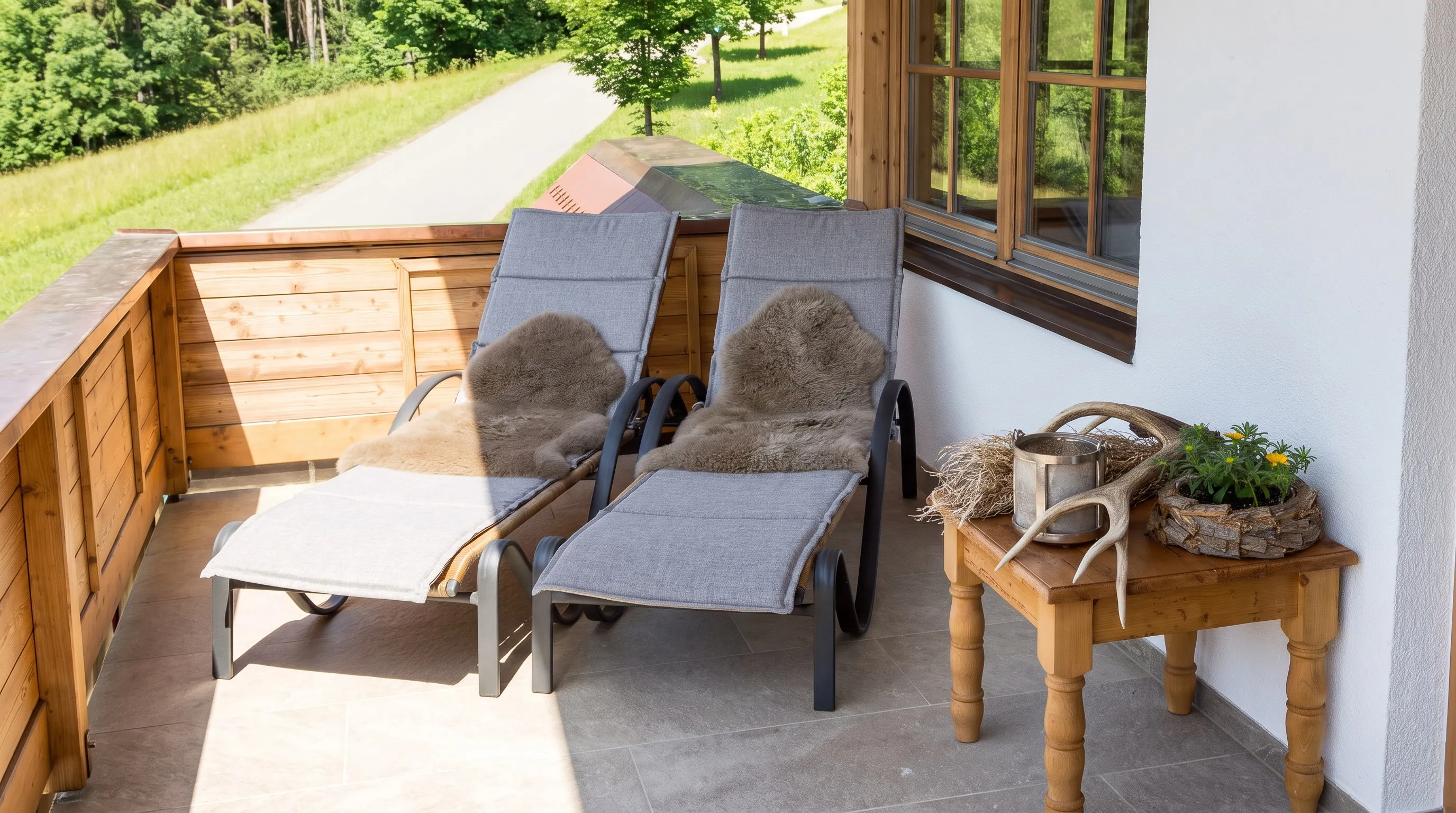 Alpine Eleganz für ein Zuhause in Kitzbühel – Terrasse Liegen