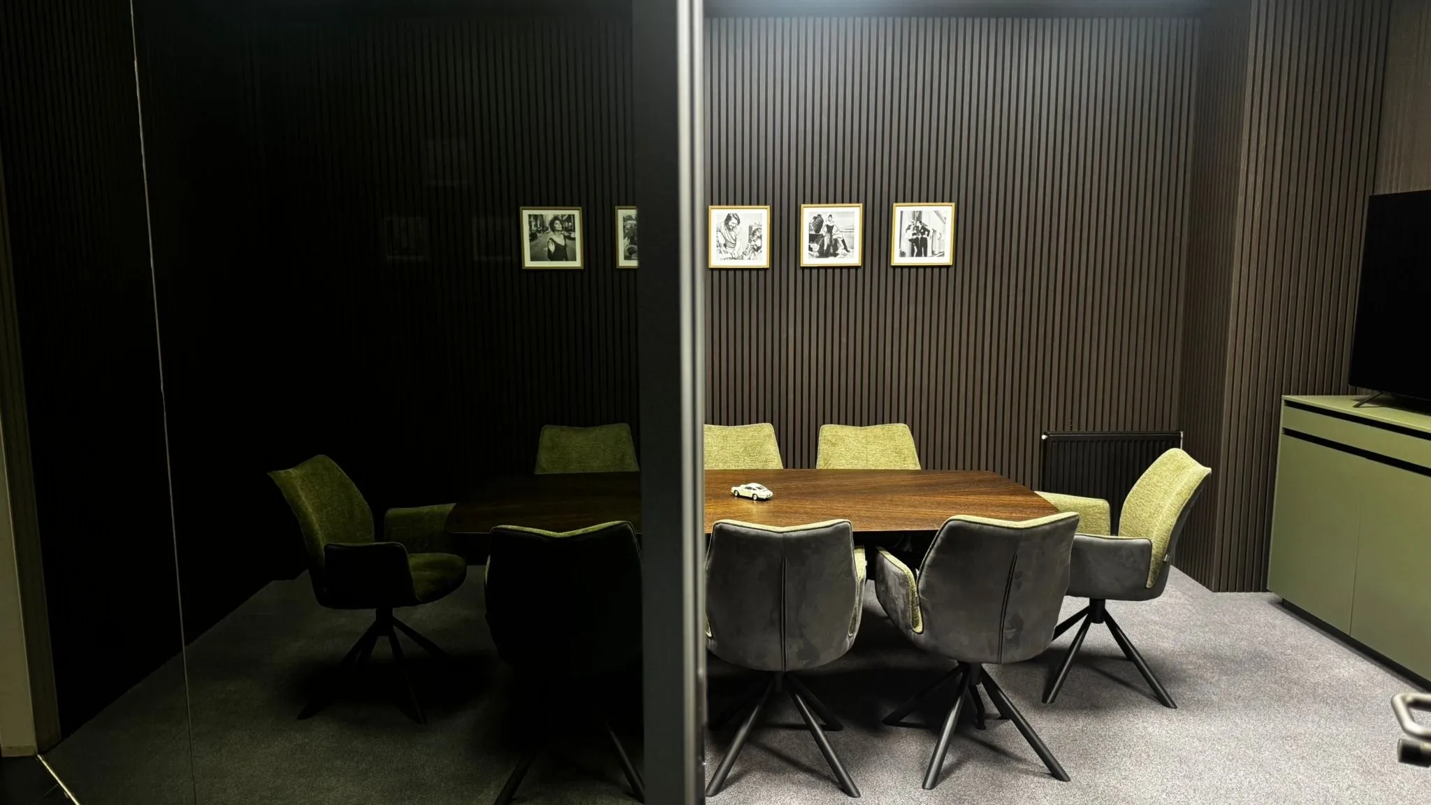 Wir denken Büro anders – Besprechungsraum Abendstimmung