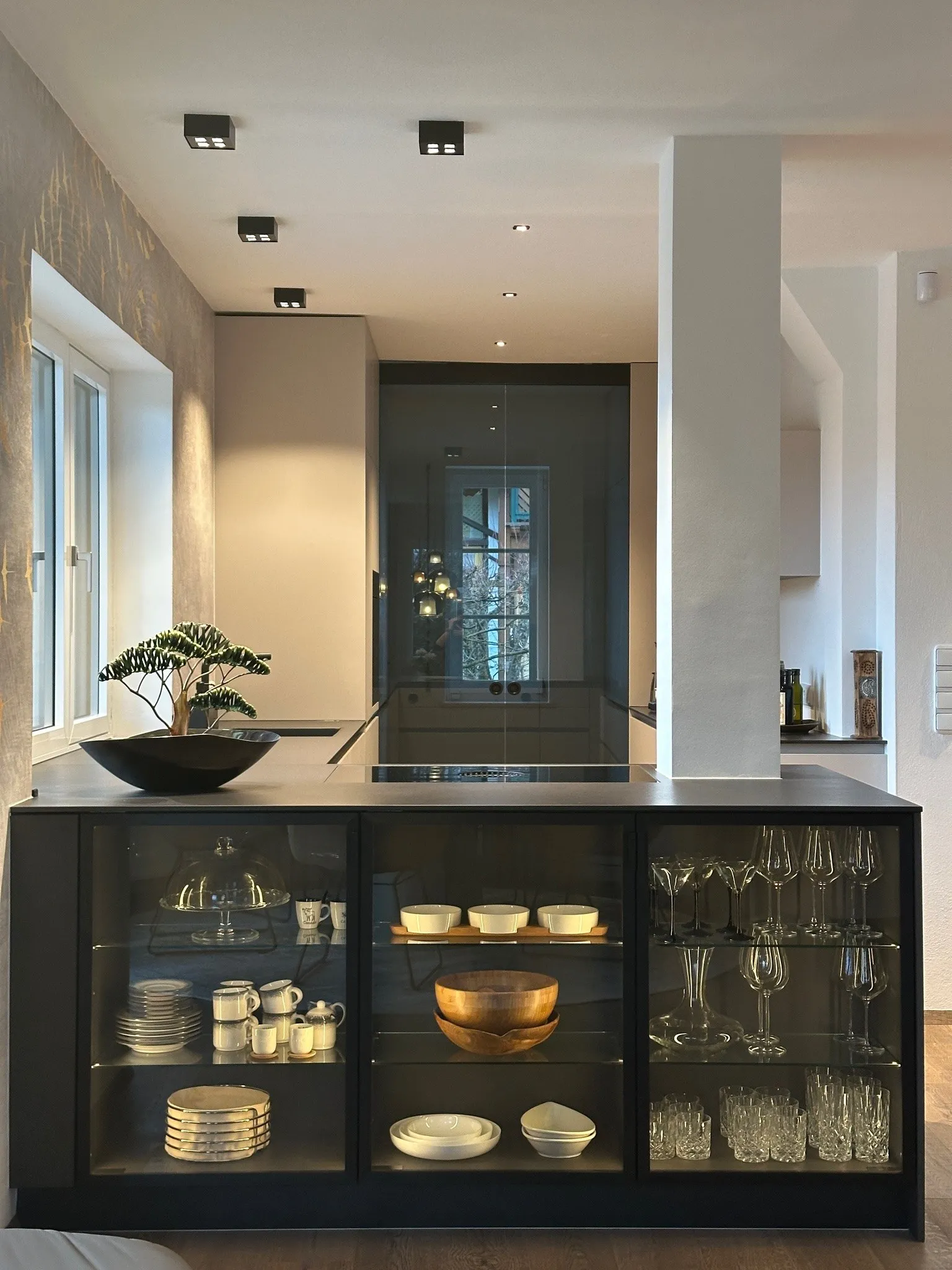 Warme Töne für ein Zuhause in Bad Hall – Glasvitrine und Schiebetür