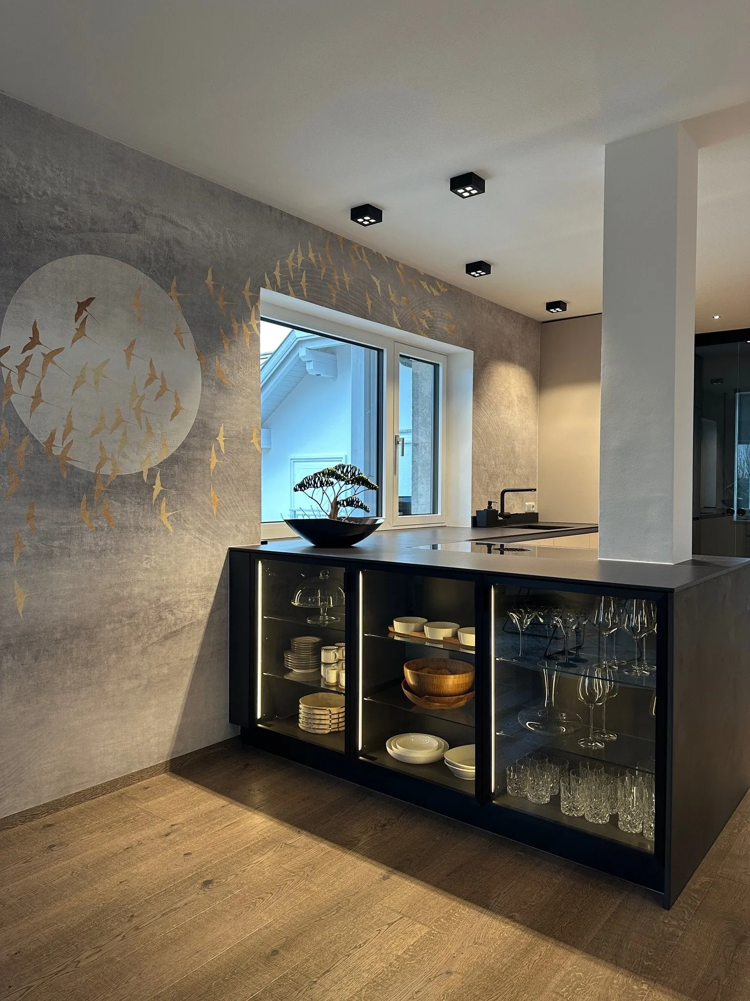 Warme Töne für ein Zuhause in Bad Hall – Tapete und Glasvitrine