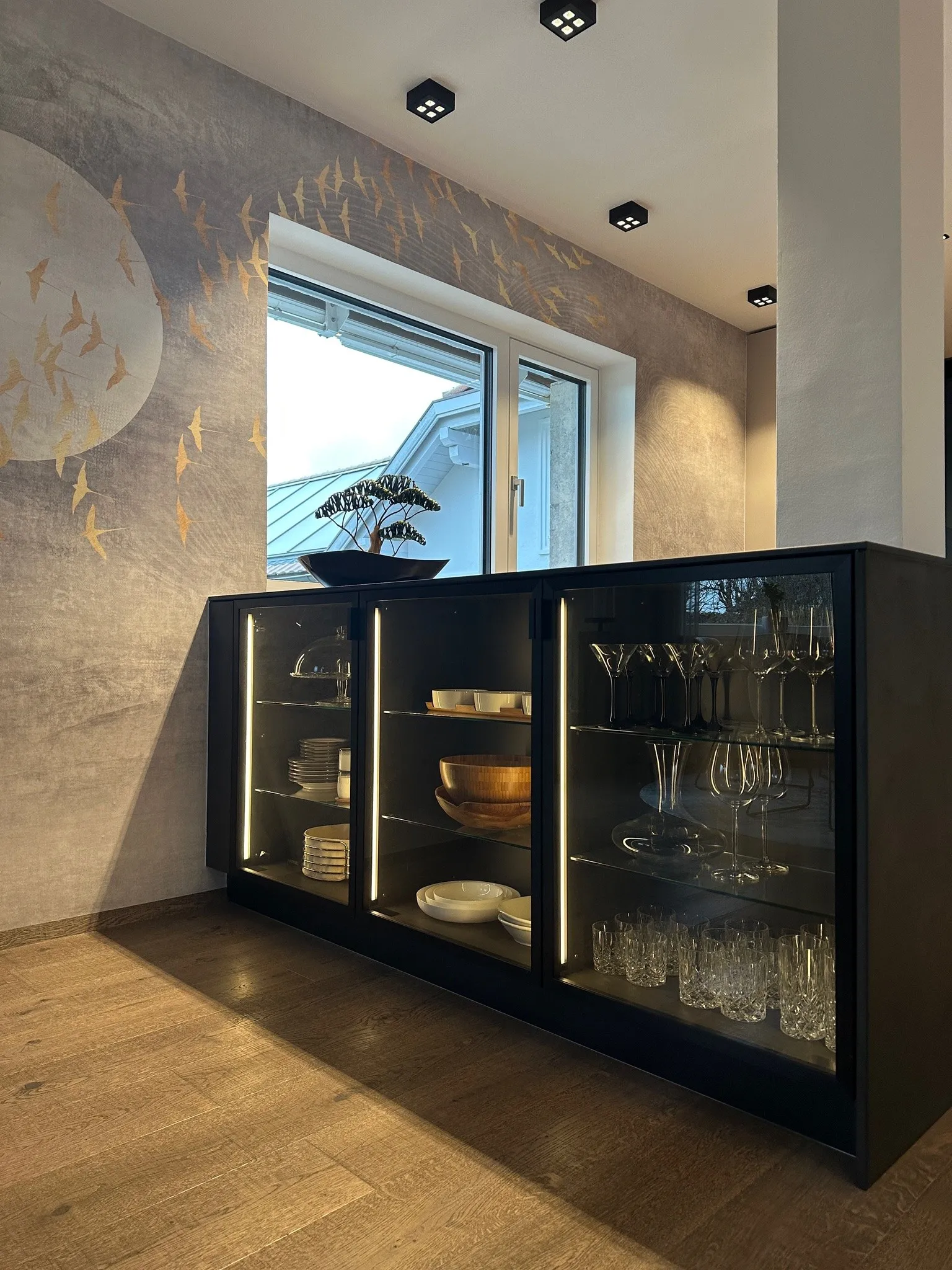 Warme Töne für ein Zuhause in Bad Hall – Glasvitrine frontal