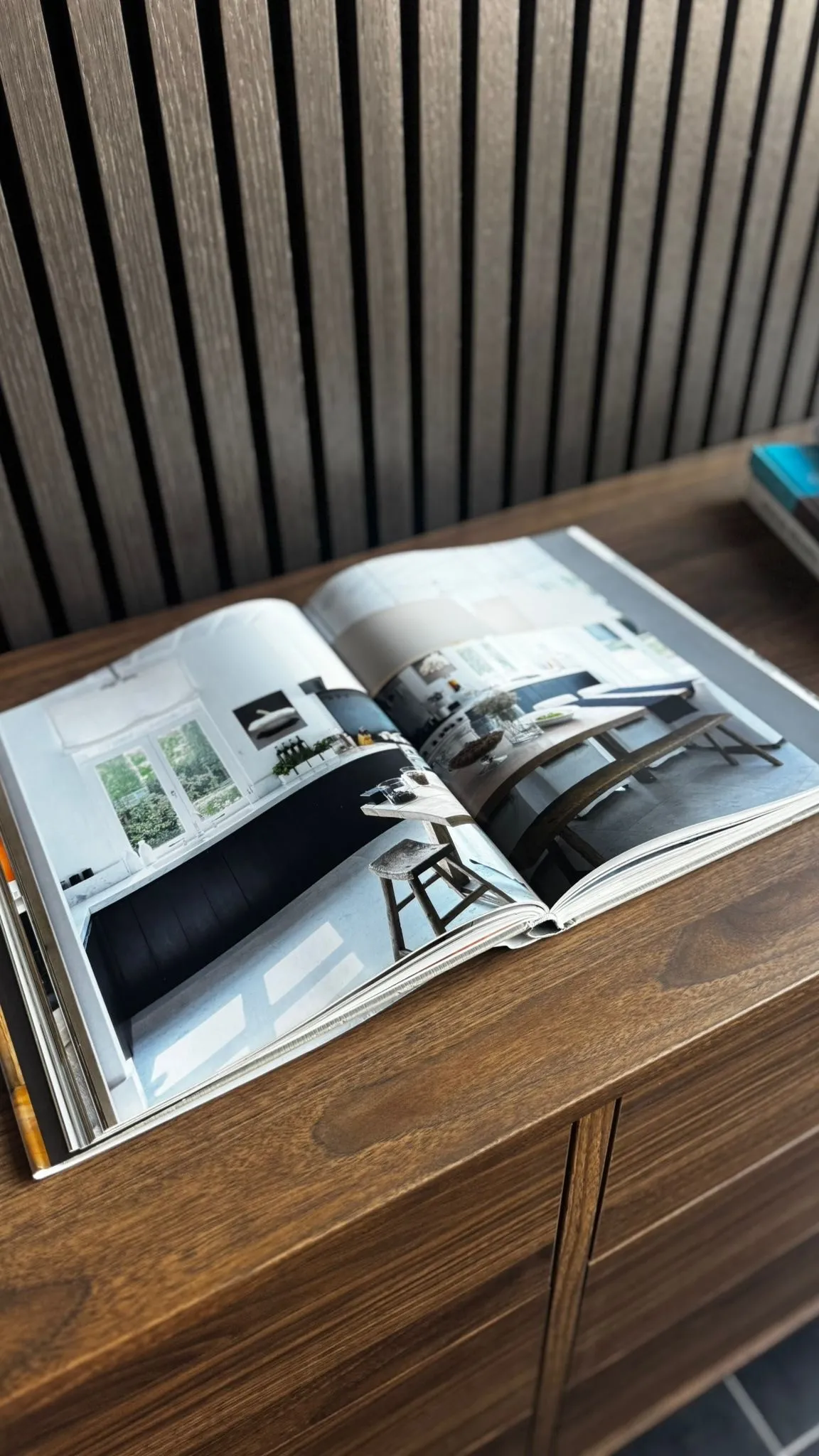 Wir denken Büro anders – Detail Buch Holzoberfläche