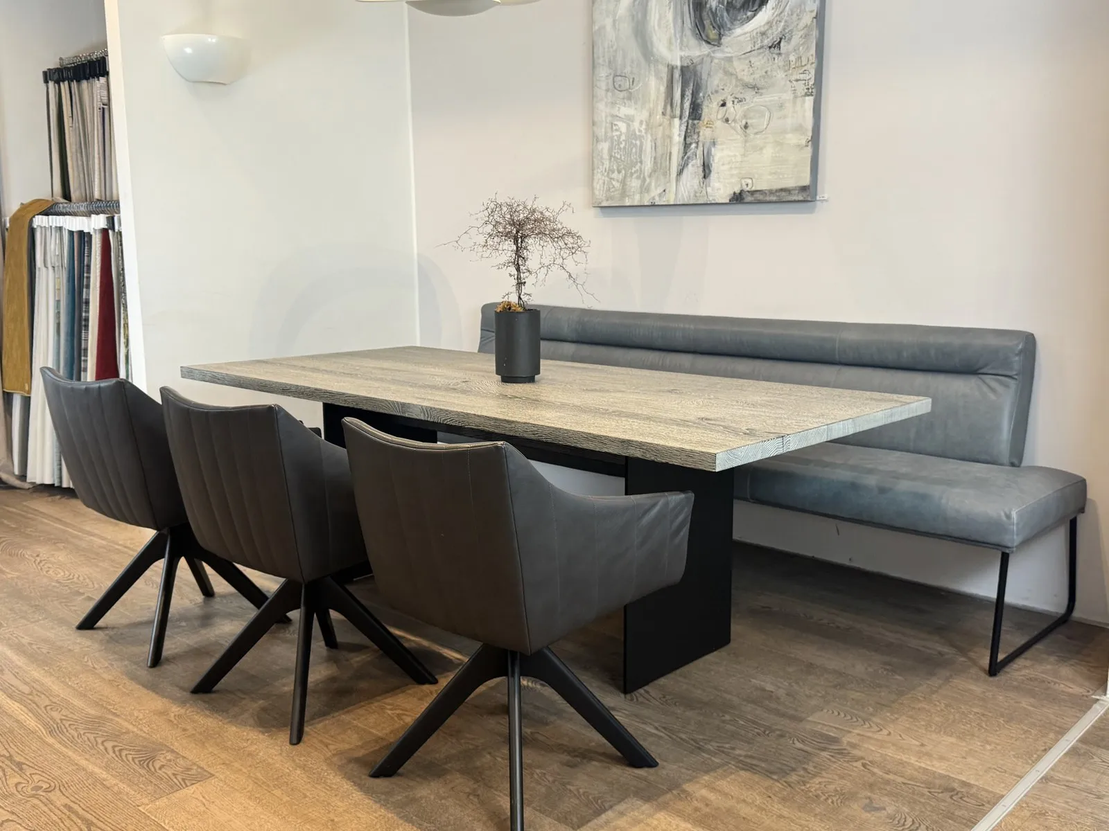 Esstisch mit Sitzbank und Drehstühlen