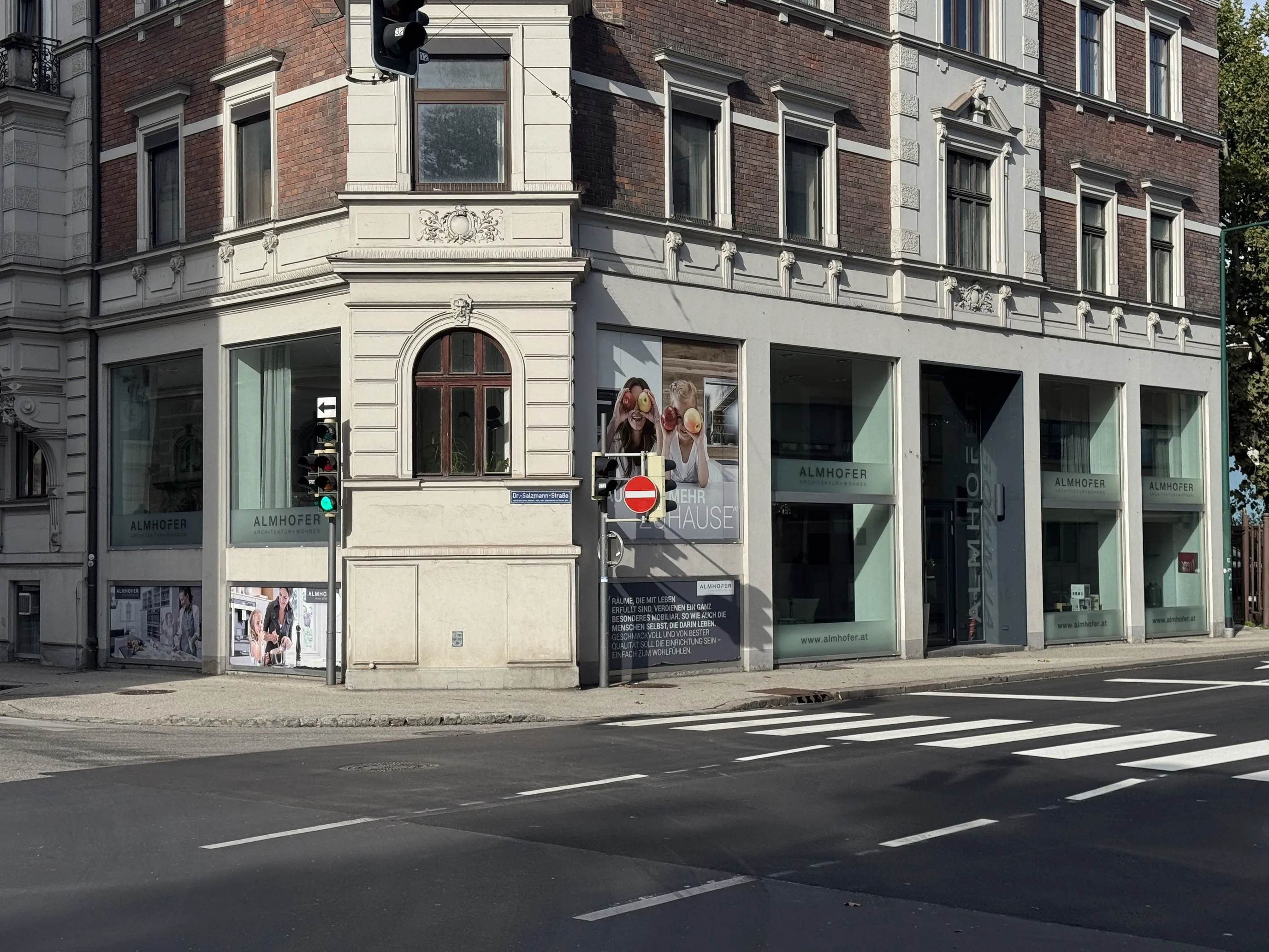Das Almhofer-Geschäft an der Dr.-Salzmann-Straße in Wels von außen